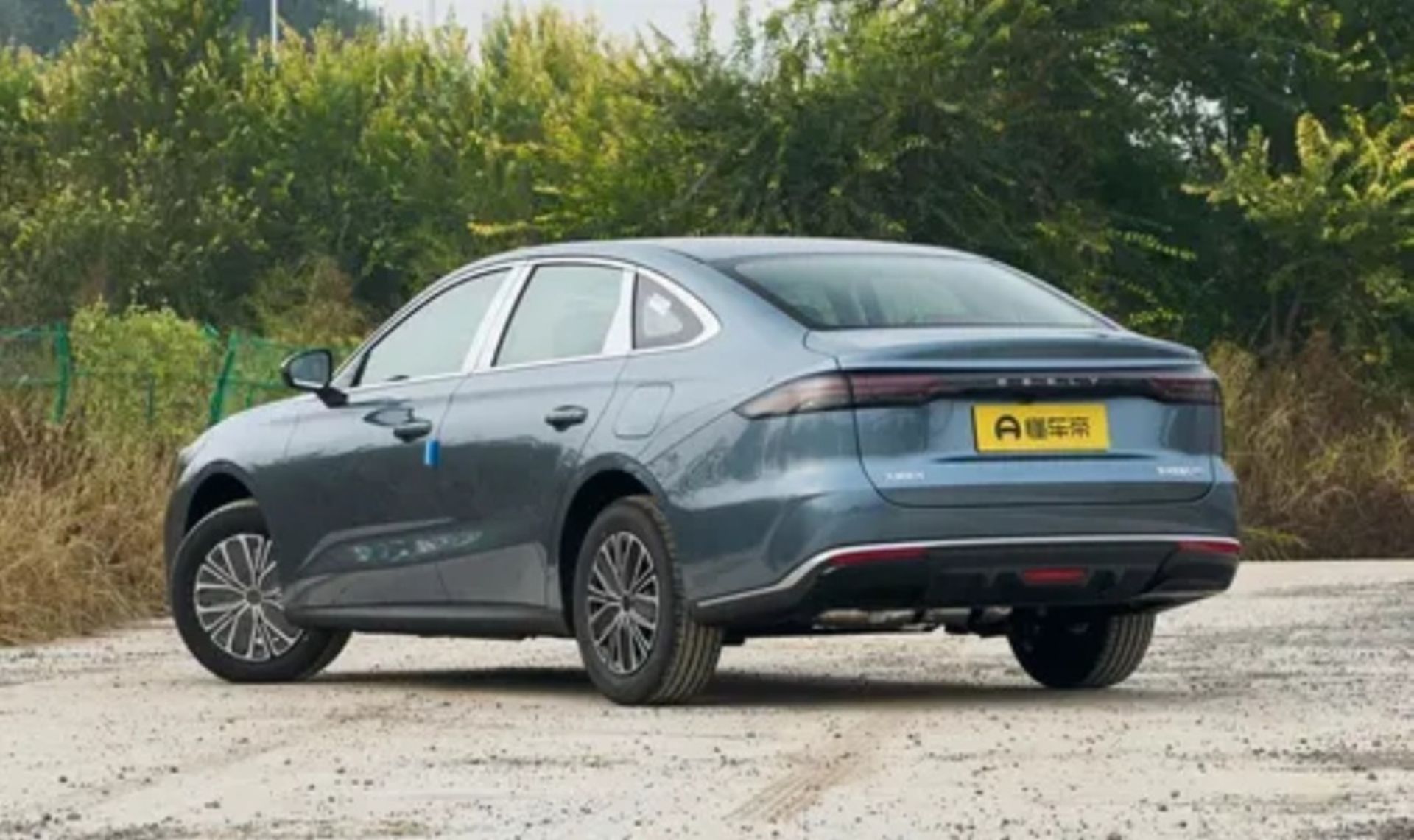 نمای سه‌چهارم عقب خودروی Galaxy Starshine 6 جیلی