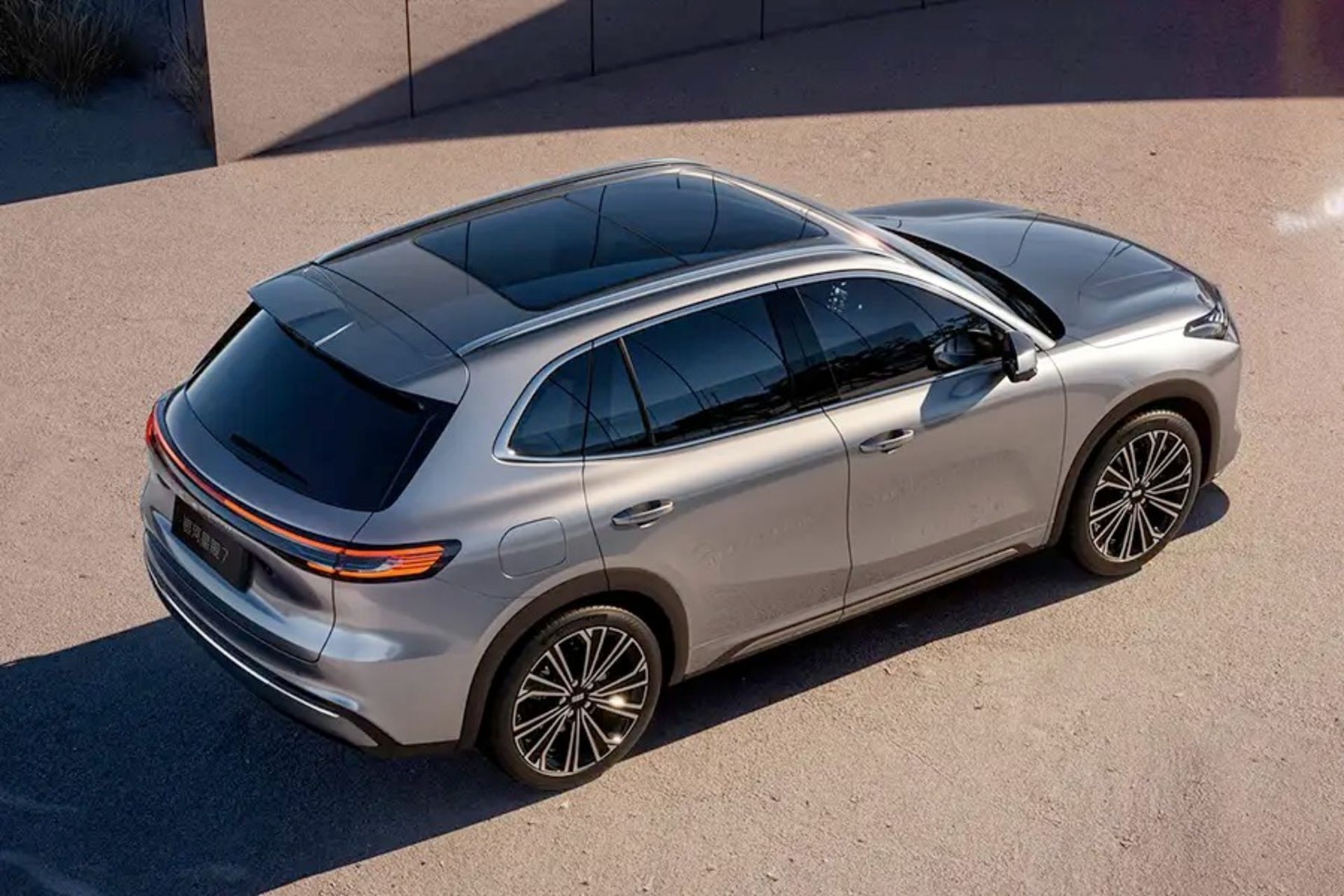 نمای سه‌چهارم عقب خودرو جیلی استارشیپ ۷ از زاویه‌ی بالا