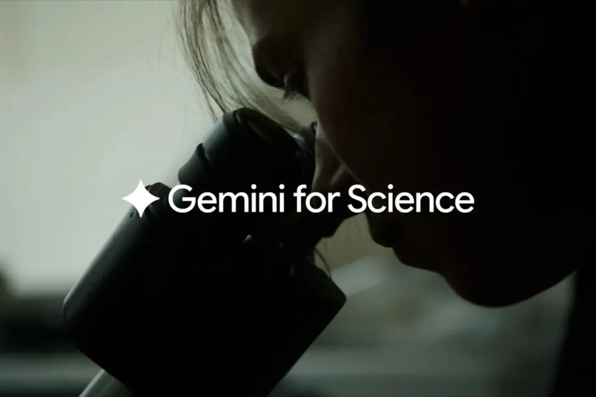 پس‌زمینه‌ی یک پژوهشگر و لوگو Gemini for Science 