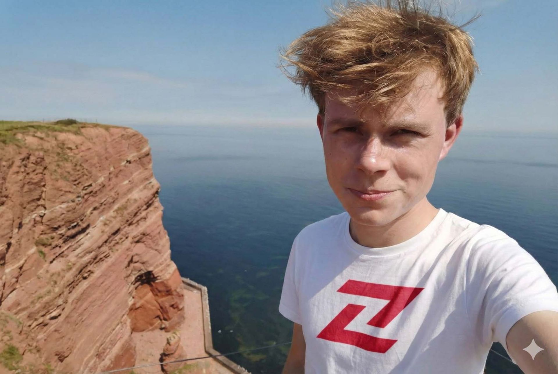 یک مرد لبه پرتگاه با تیشرت با لوگوی زومیت 