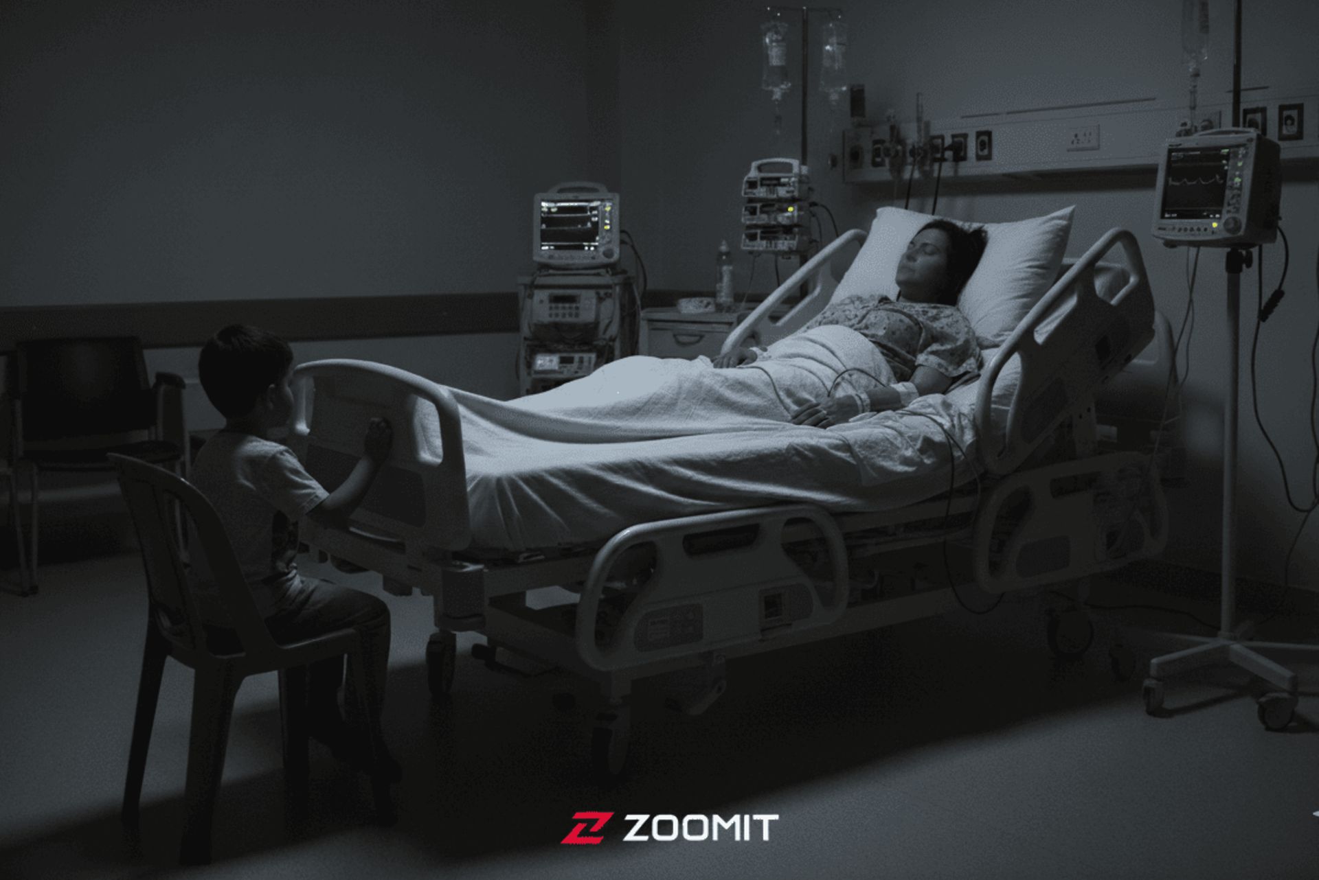 زن روی تخت بیمارستان و کودک روی صندلی در حال تماشای او