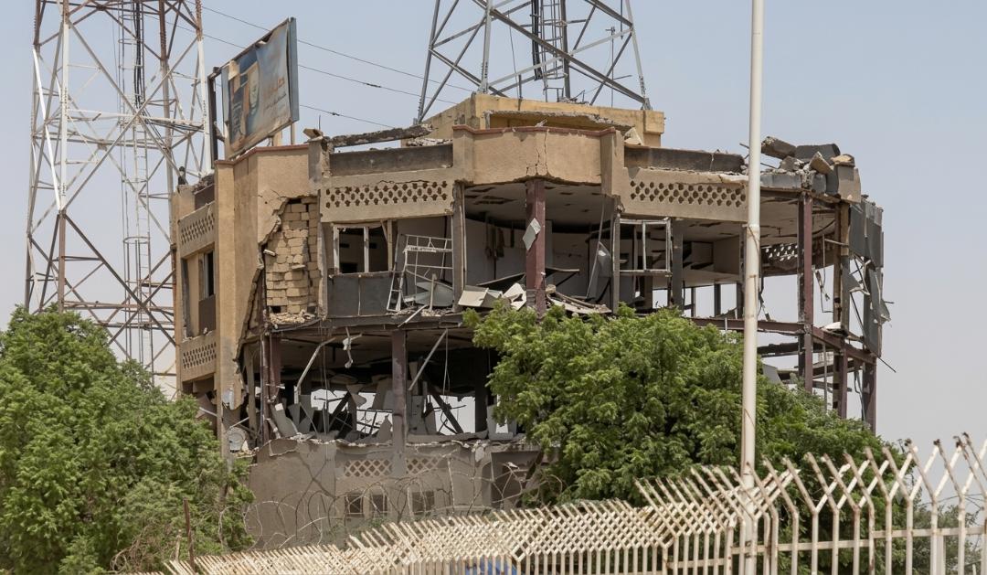 ساختمان تنظیم مقررات بندرعباس بعد از حمله موشکی آمریکا