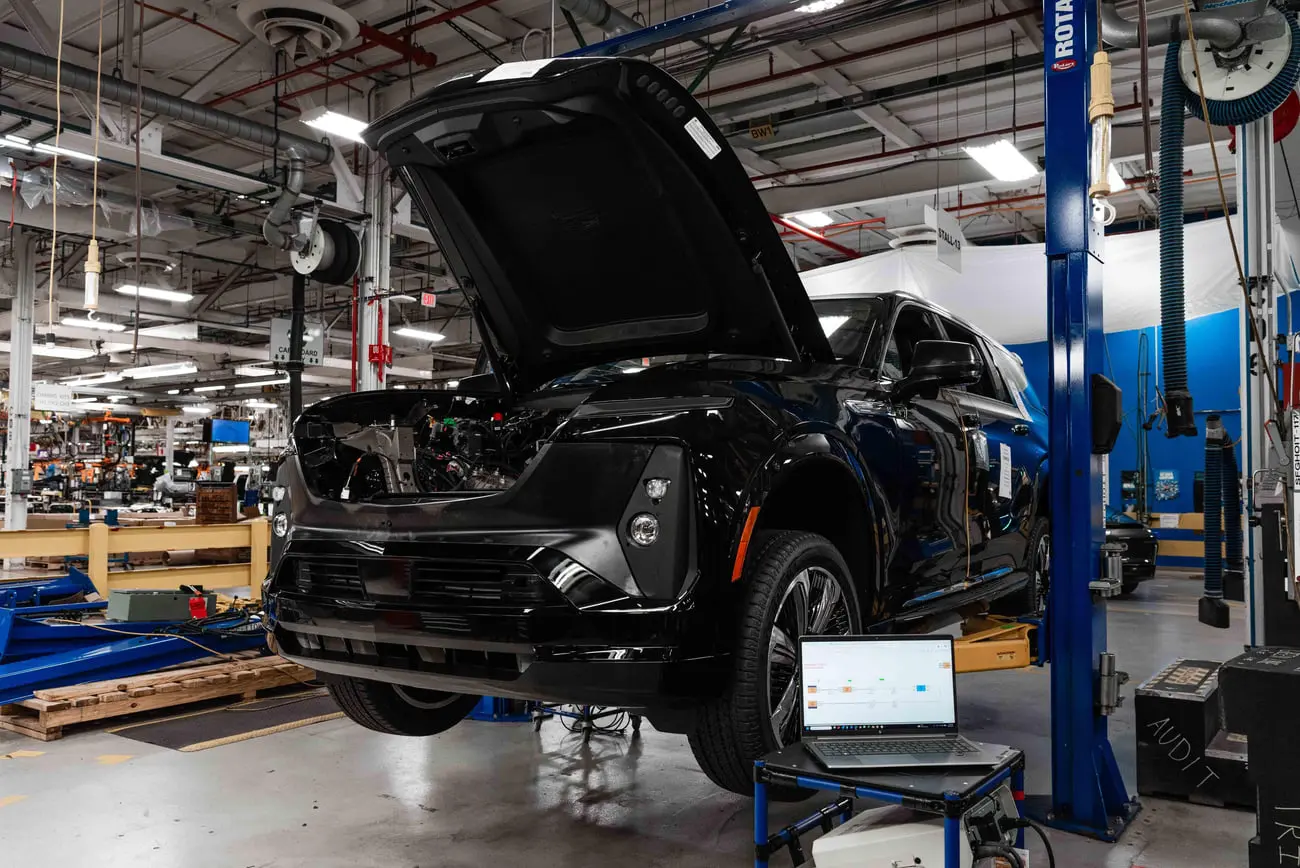 خودروی سیاه جنرال موتورز (General Motors) با کاپوت باز در خط تولید