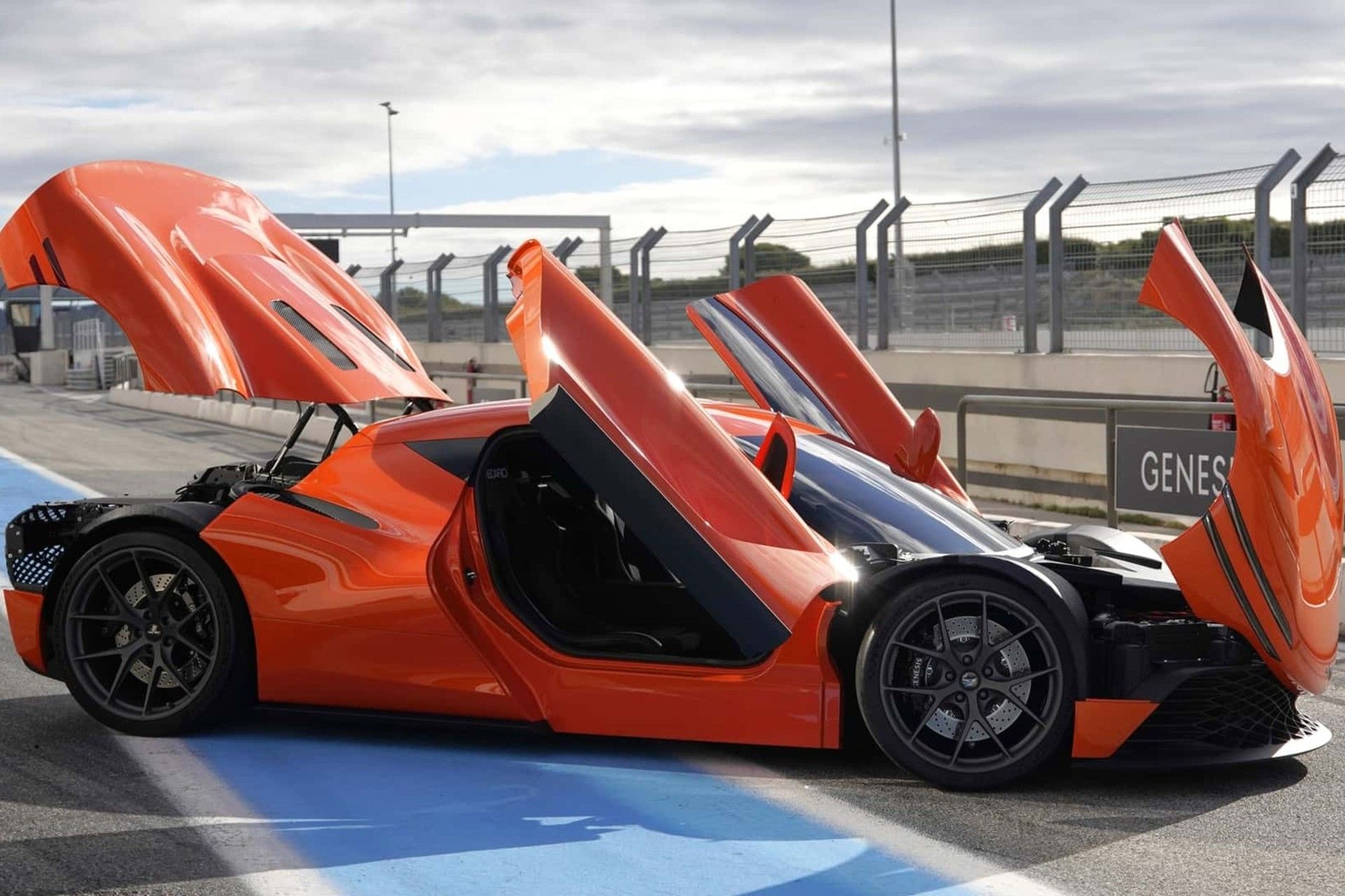 خودرو جنسیس ماگما GT در پیست با درهای باز