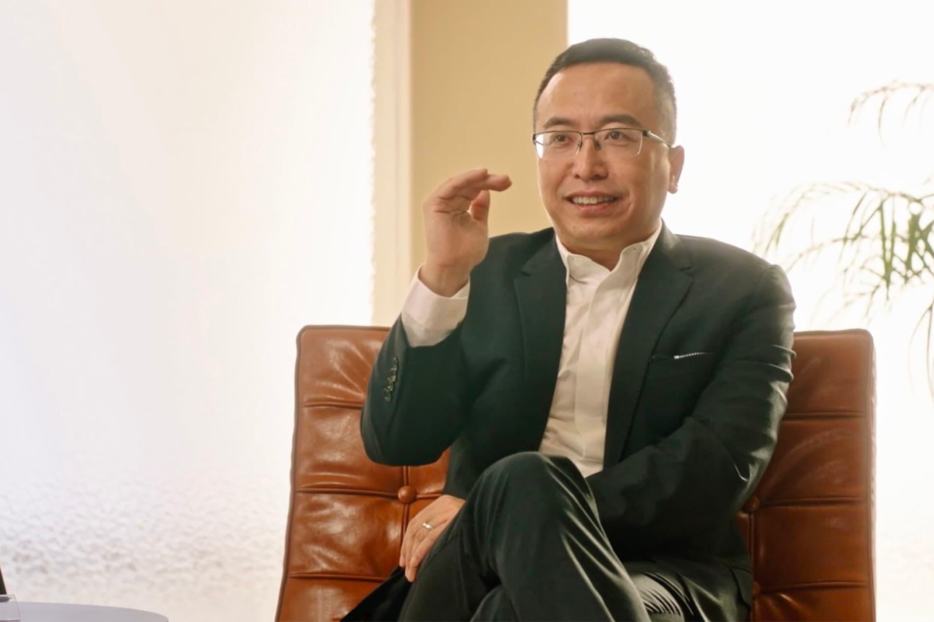 جورج ژائو / George Zhao مدیرعامل آنر روی صندلی اتاق روشن