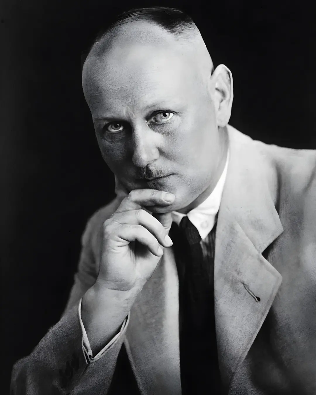 گرهارد دوماک (Gerhard Domagk) با نگاهی متفکرانه در یک پرتره سیاه و سفید