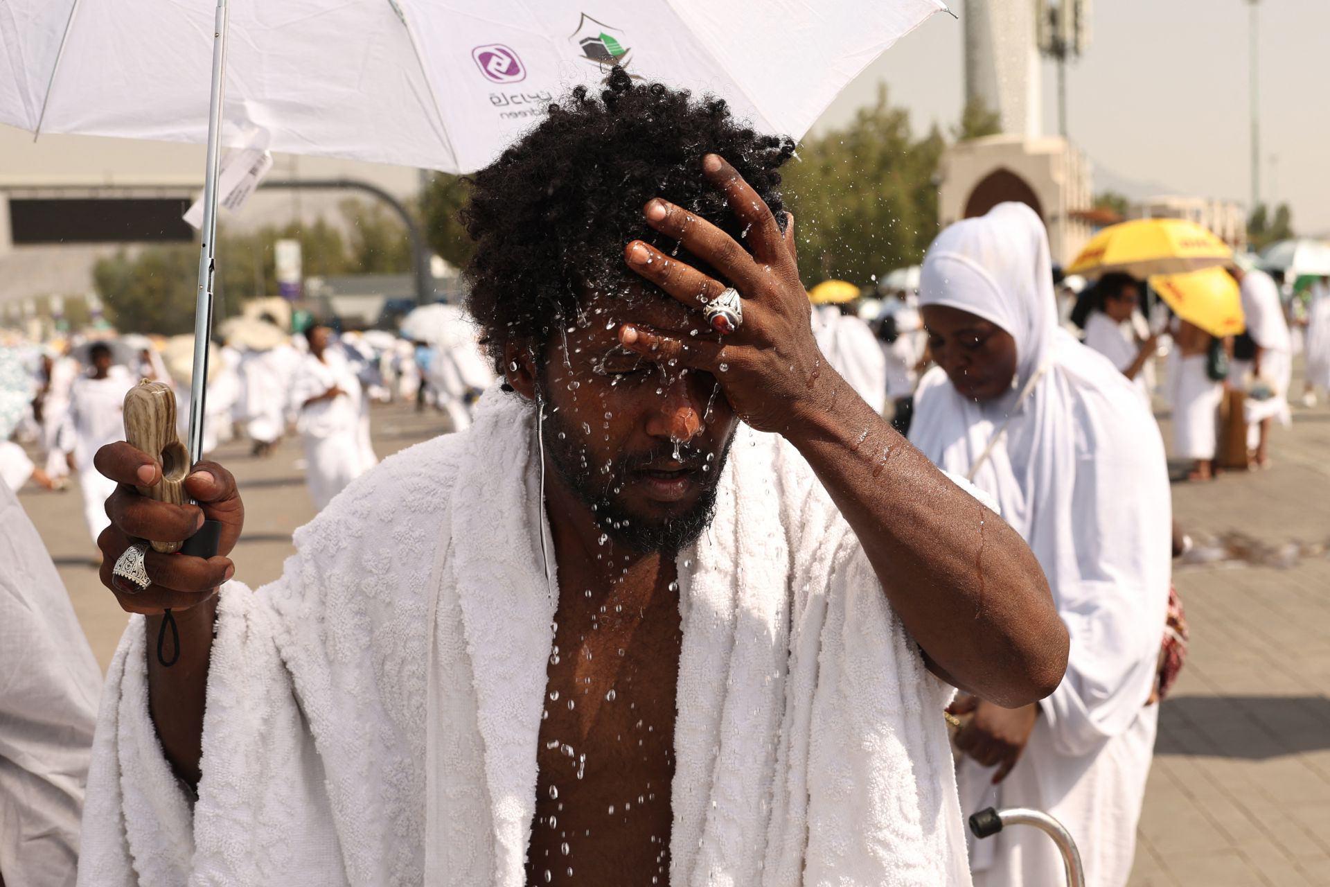 زائر حج در حال آب ریختن بر سر و صورتش
