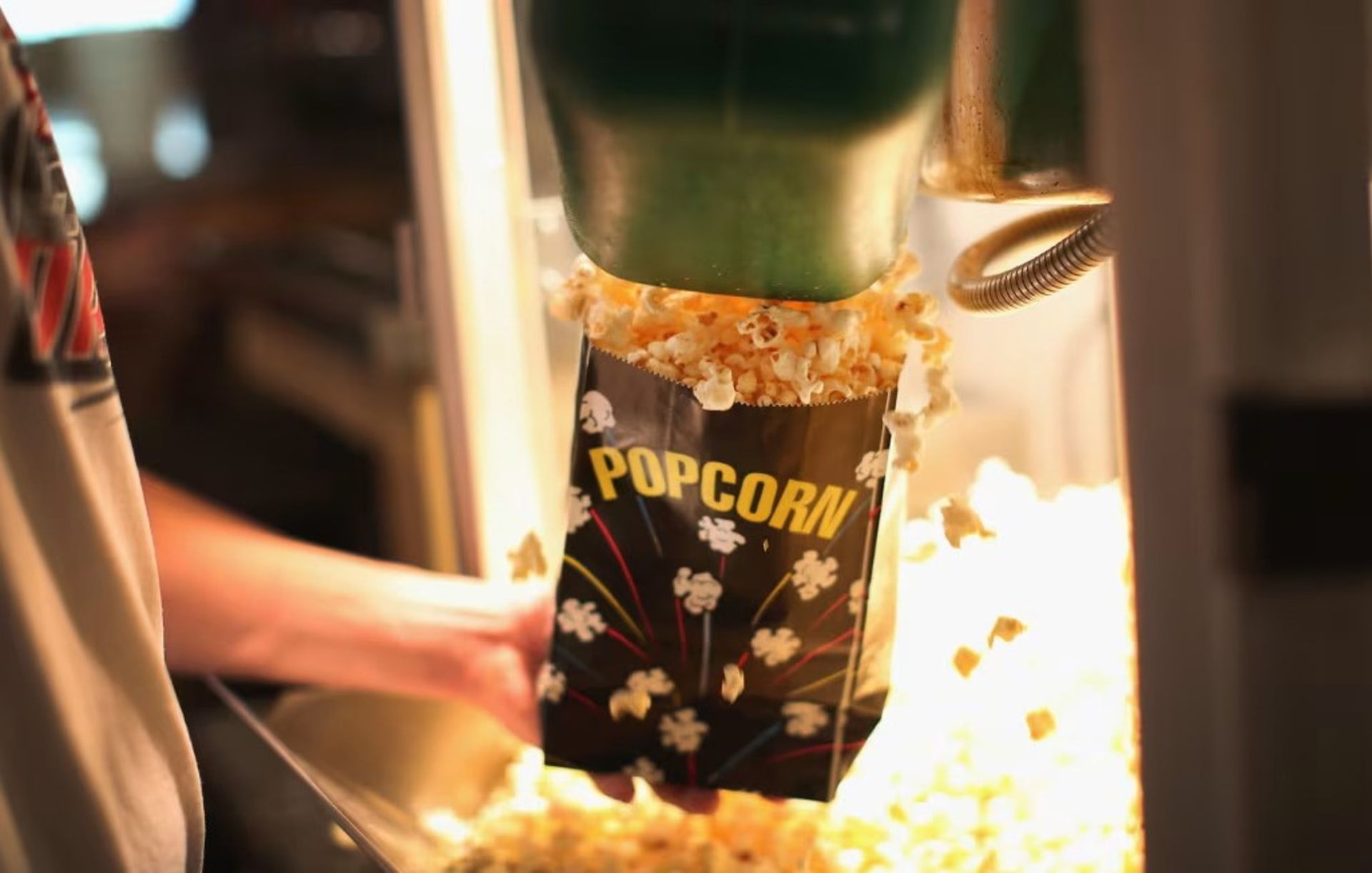 جوانی در حال پر کردن ظرف پاپ کورن