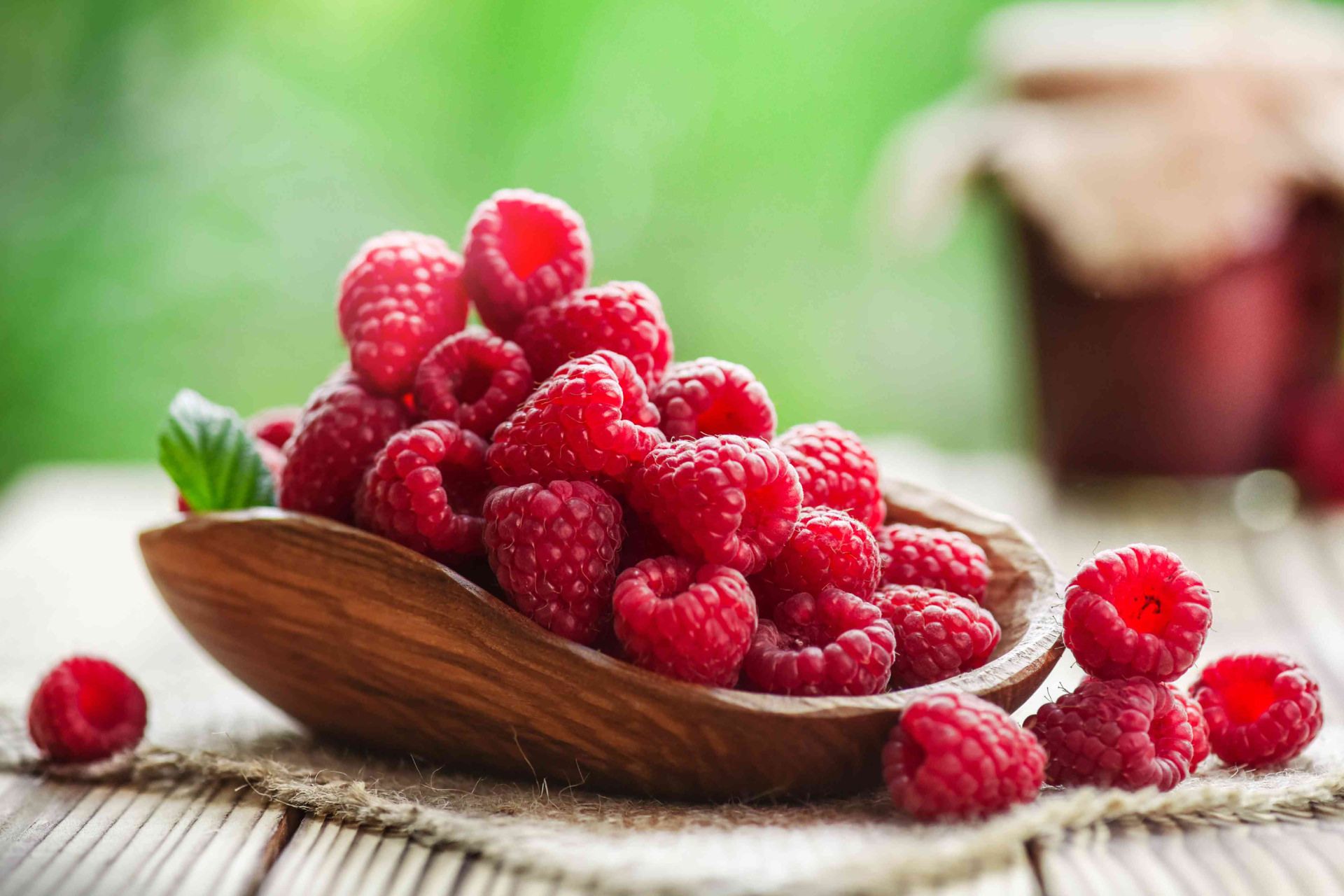 میوه تمشک در ظرف چوبی