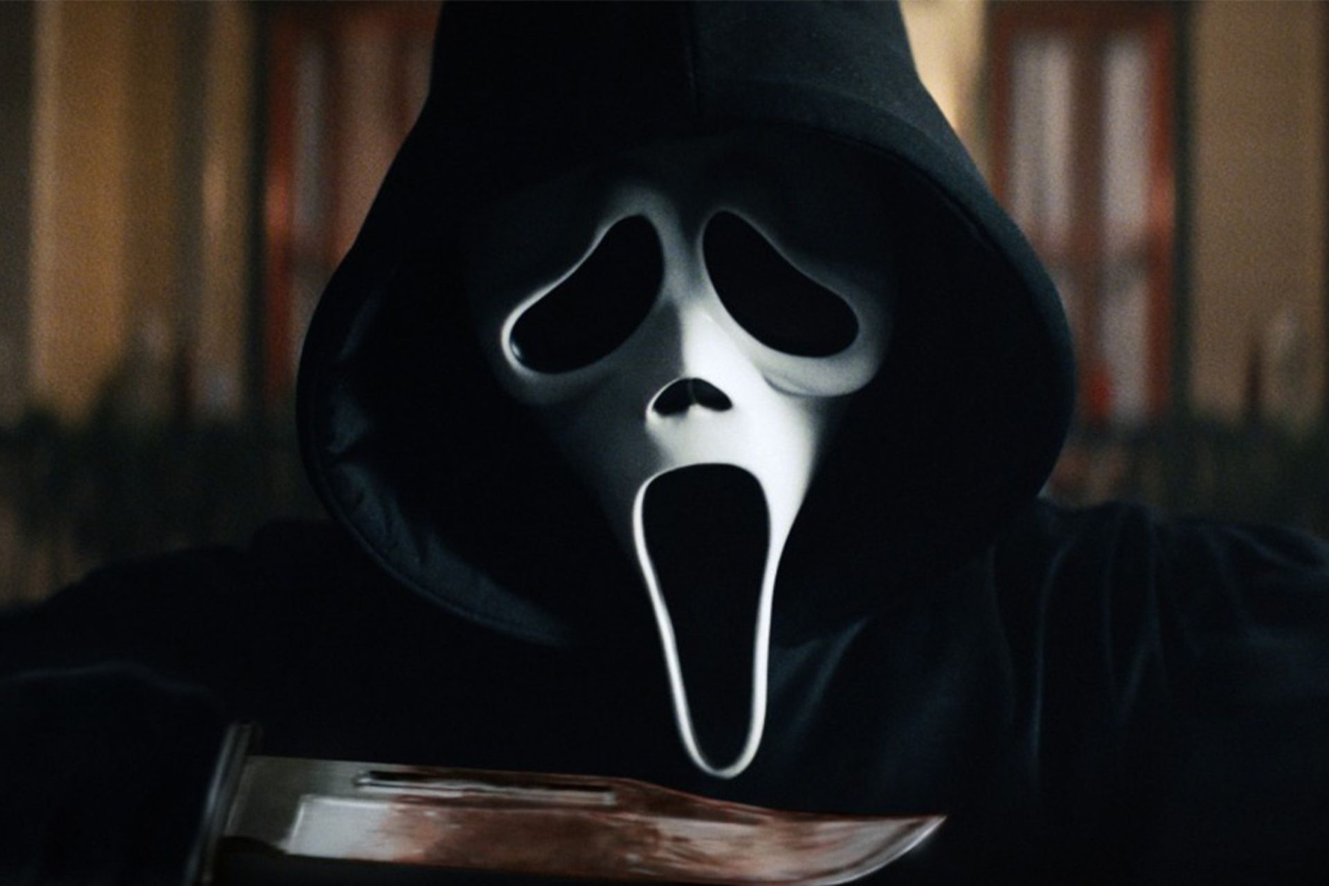 شخصی با ماسک روح ترسناک همراه با خنجر خونین