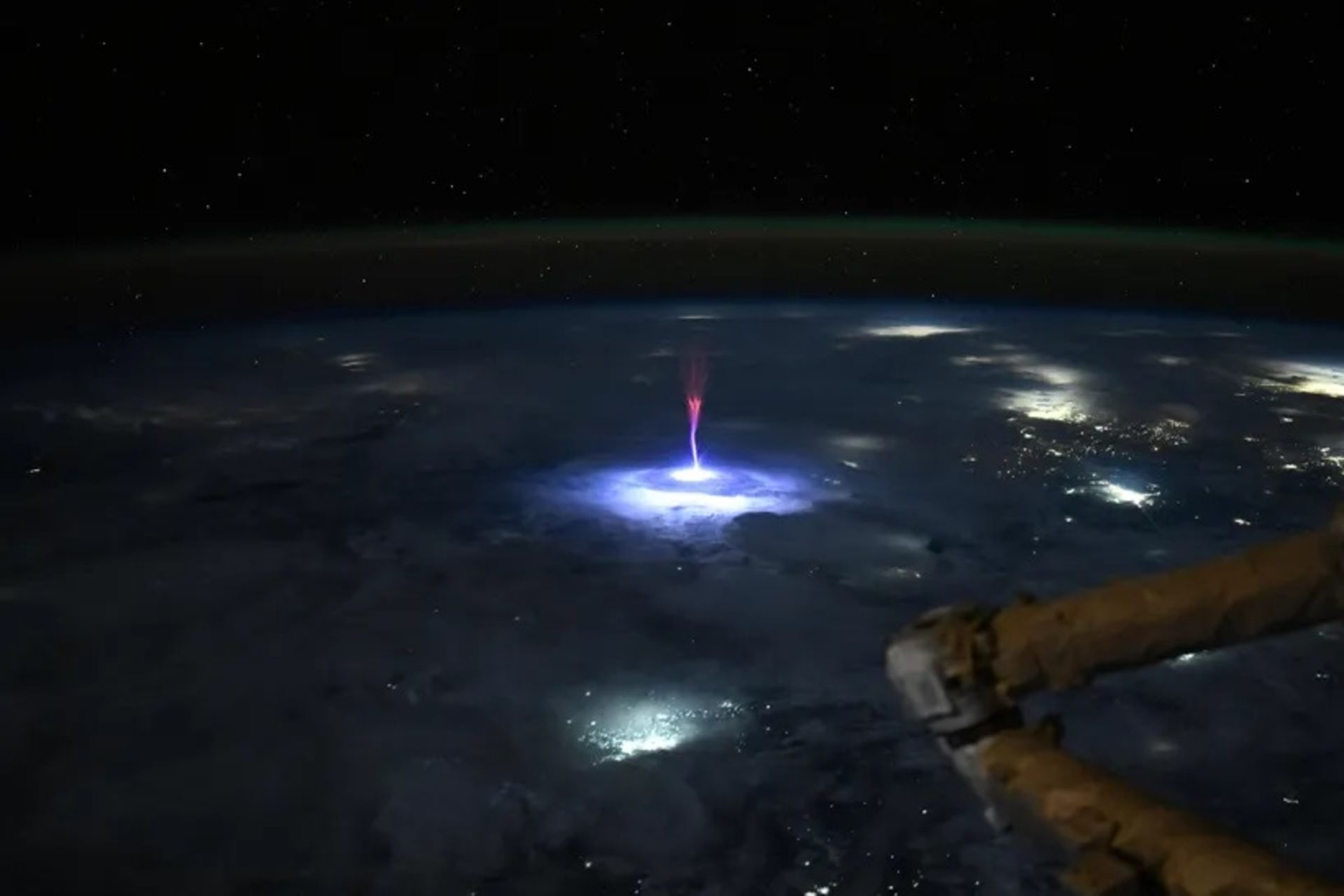 آذرخش سرخ ثبت شده از ایستگاه فضایی بین‌المللی