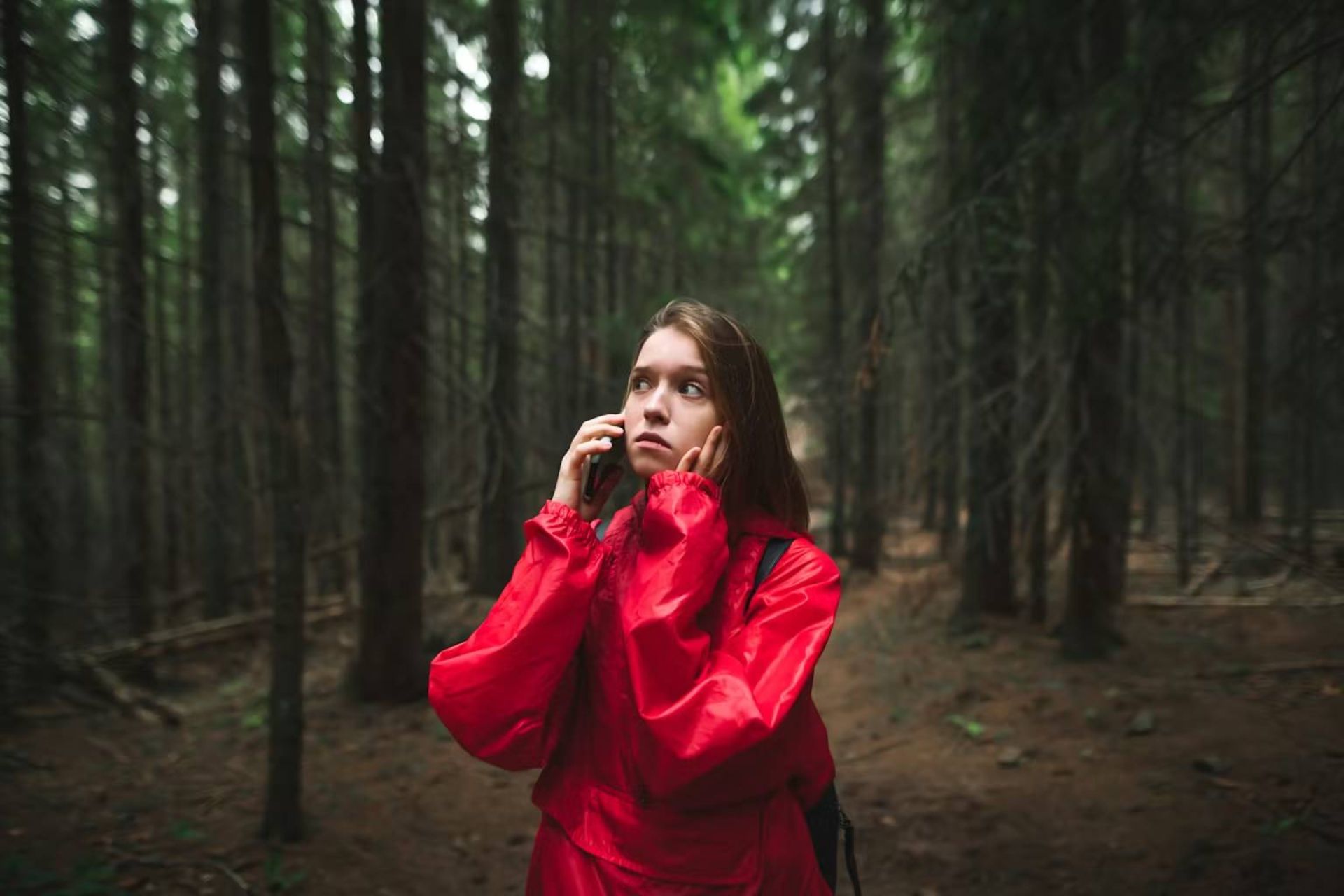 دختر نگران در جنگل