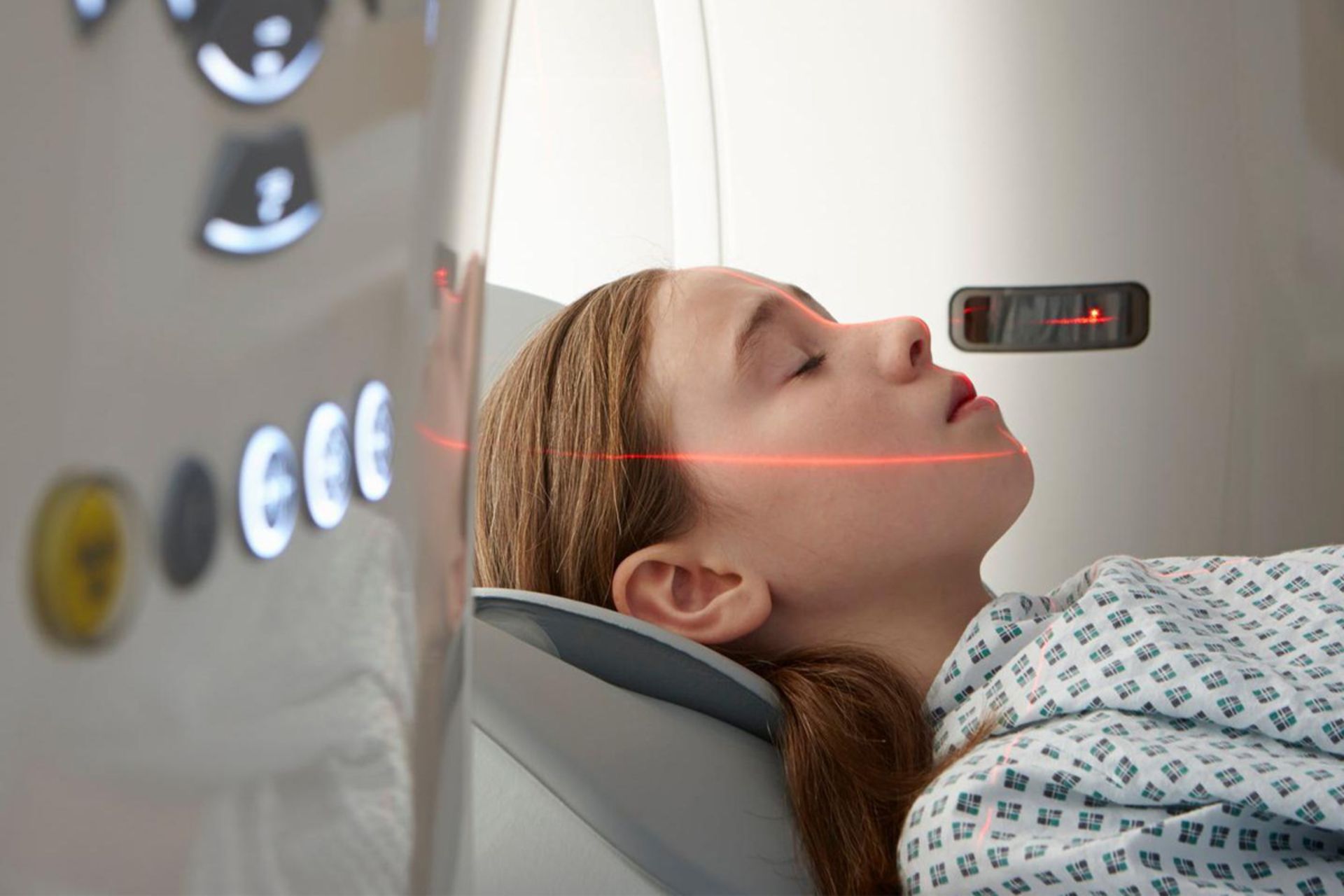 دختر جوانی در دستگاه سی‌تی اسکن