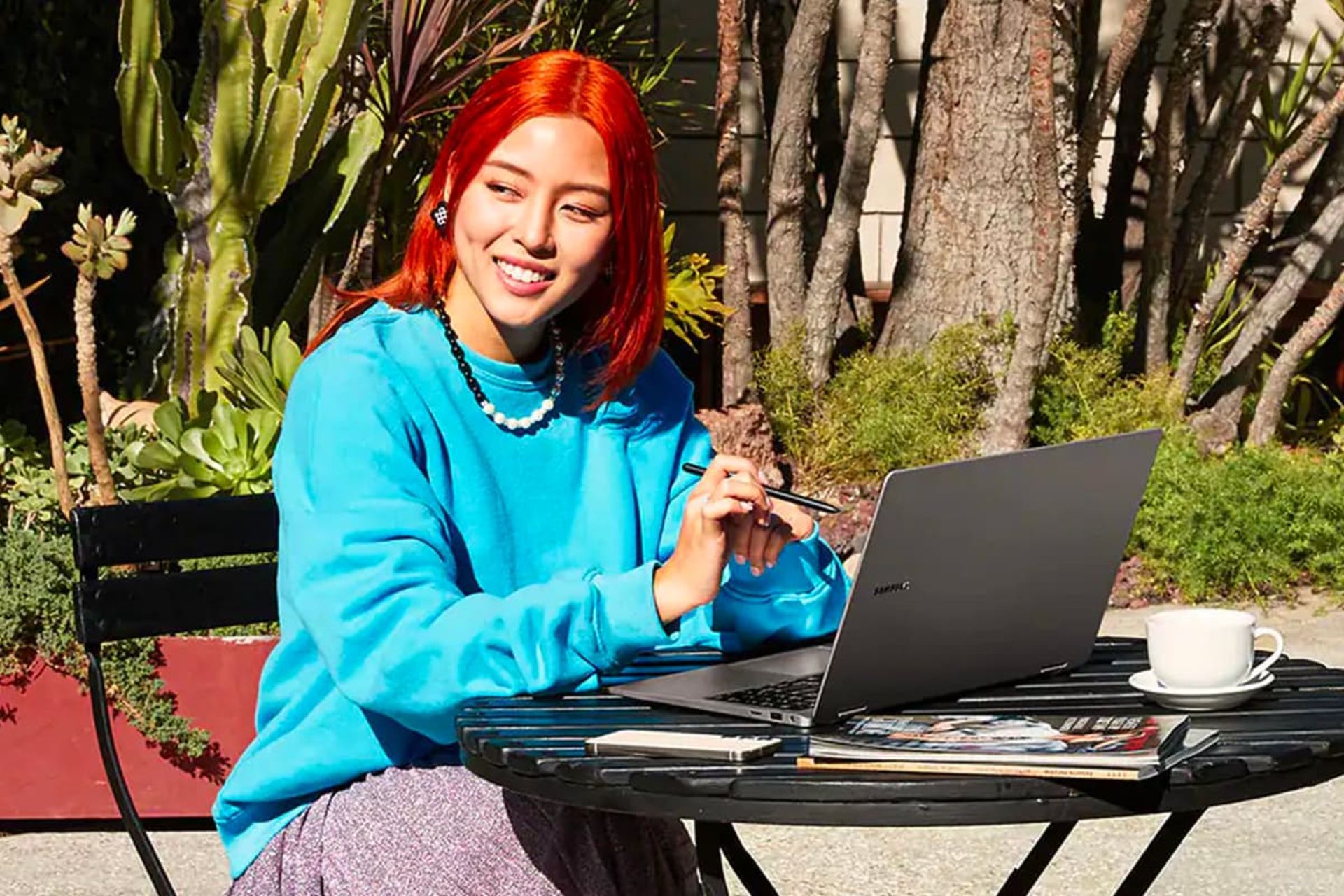 دختر موقرمز لباس آبی خوشحال با گلکسی بوک ۳ ۳۶۰ سامسونگ / Galaxy Book 3 360