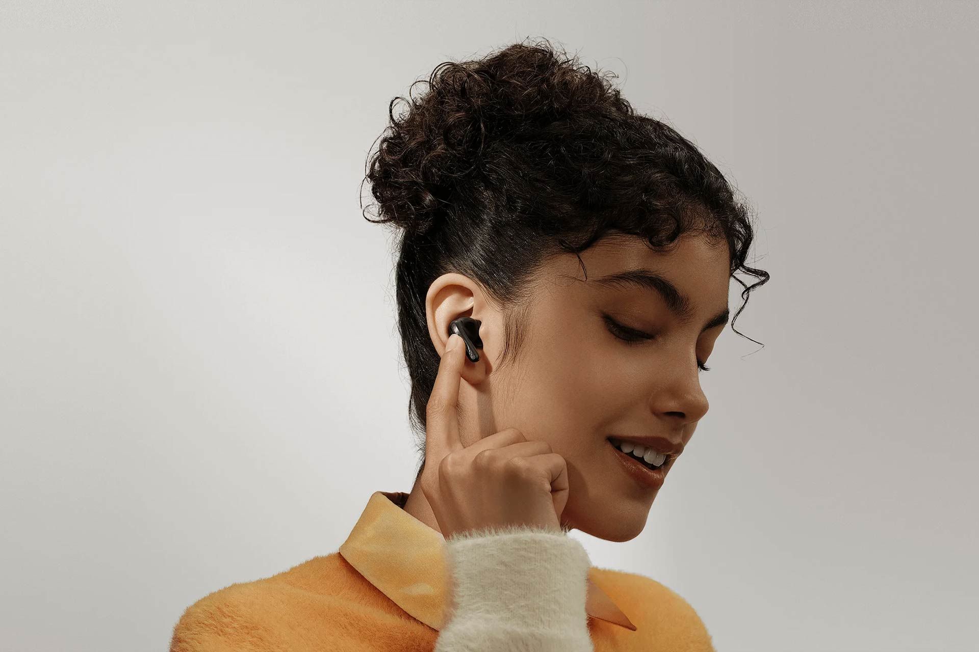 دختری در حال استفاده از ایرباد ردمی بادز ۵ پرو مشکی