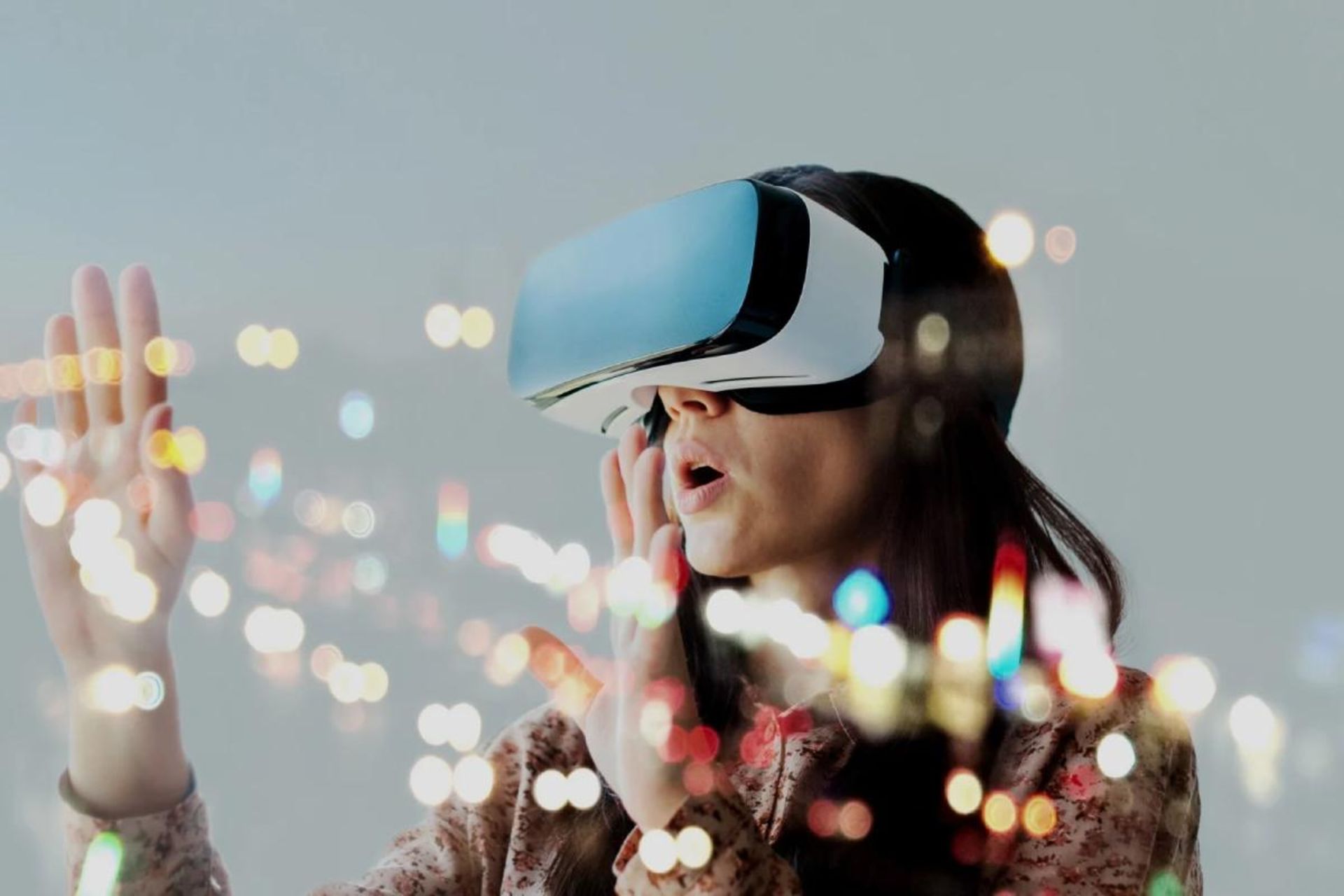 دختر جوان درحال کار با هدست واقعیت مجازی