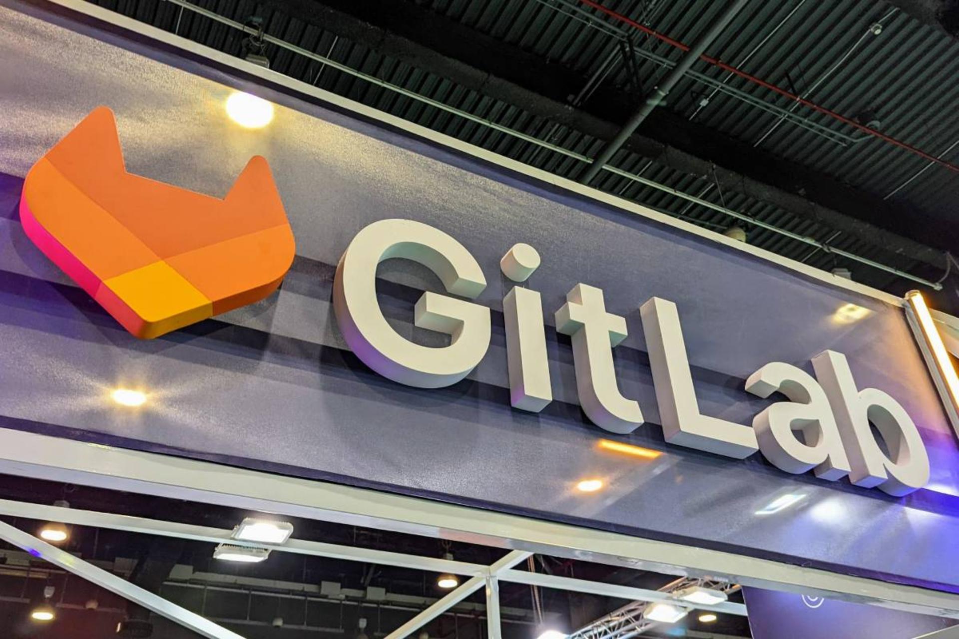 لوگو و نام برند گیت لب روی تابلو | Gitlab