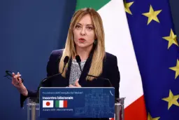 جورجا ملونی (Giorgia Meloni) در حال سخنرانی در نشست دو جانبه دولت ایتالیا