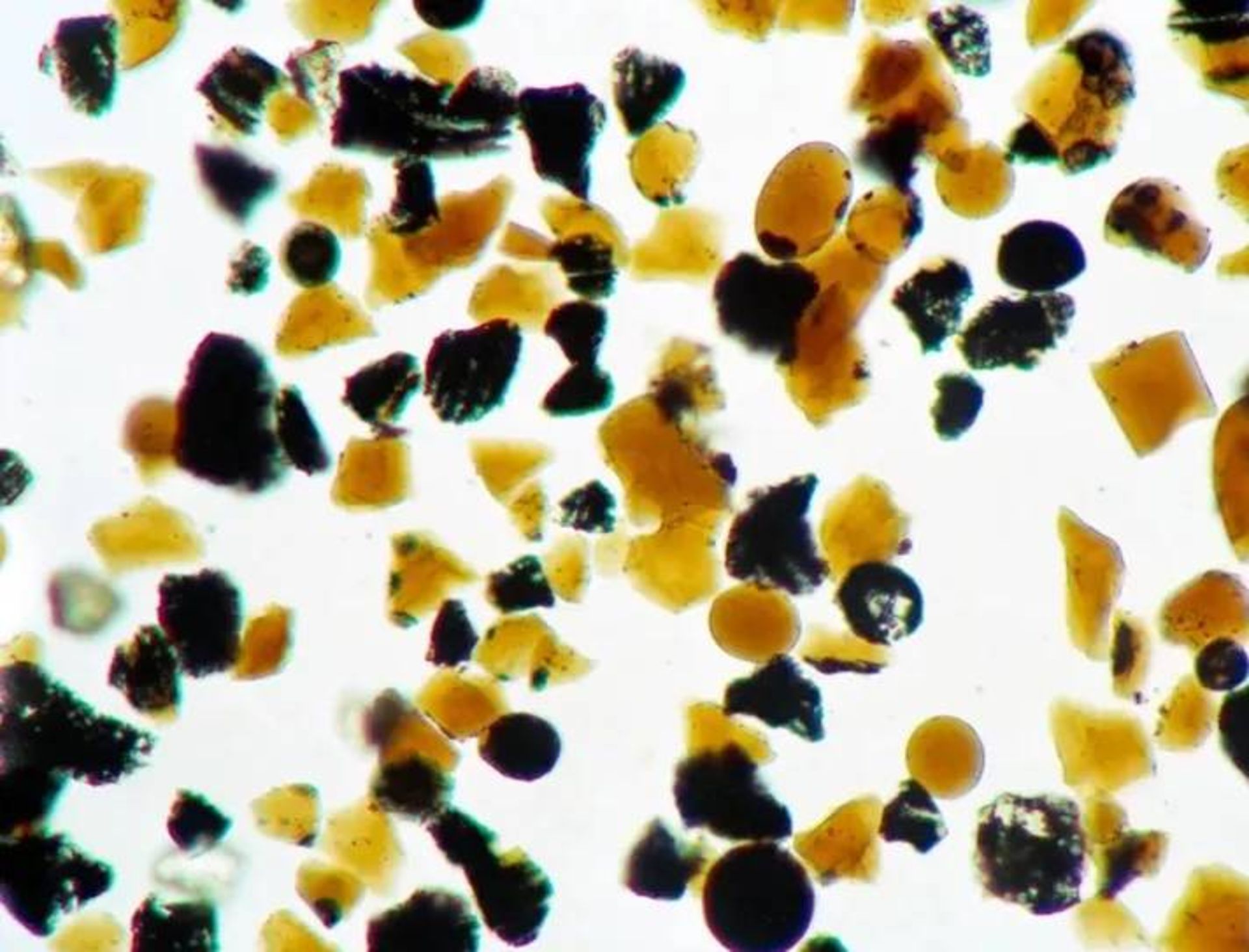 دانه های شیشه ای روی سطح ماه