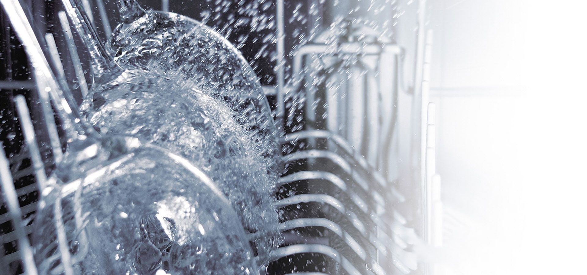 لیوان هایی در ماشین ظرفشویی در حال شسته شدن