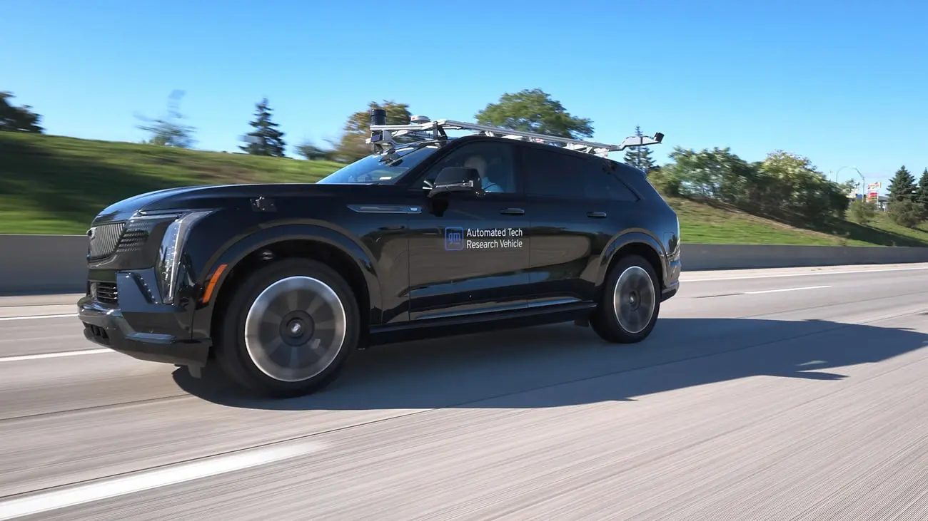 خودروی تحقیقاتی جنرال موتورز (General Motors) مجهز به تجهیزات هوش مصنوعی در حال حرکت