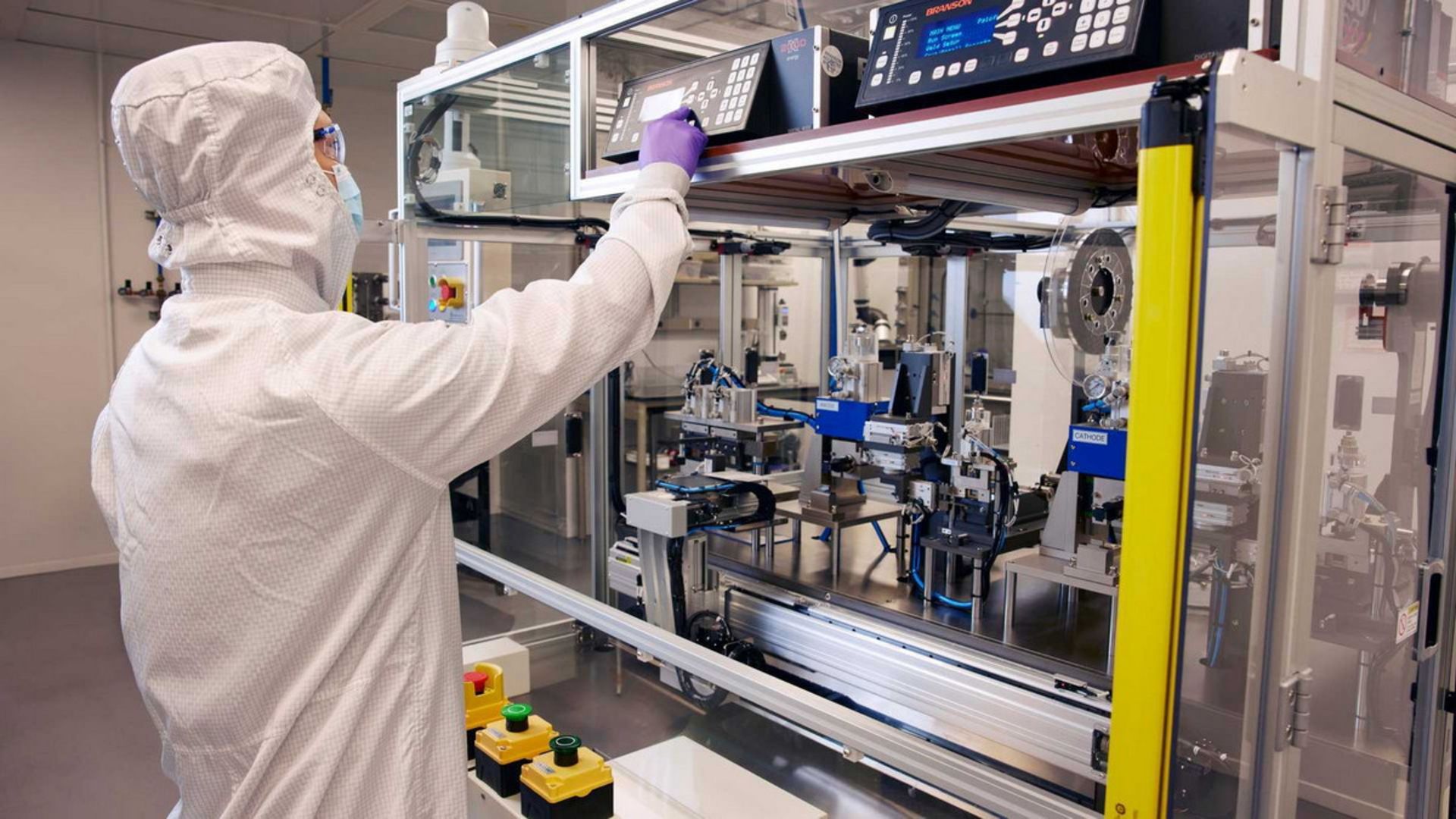 محققان مرکز باتری جنرال موتورز