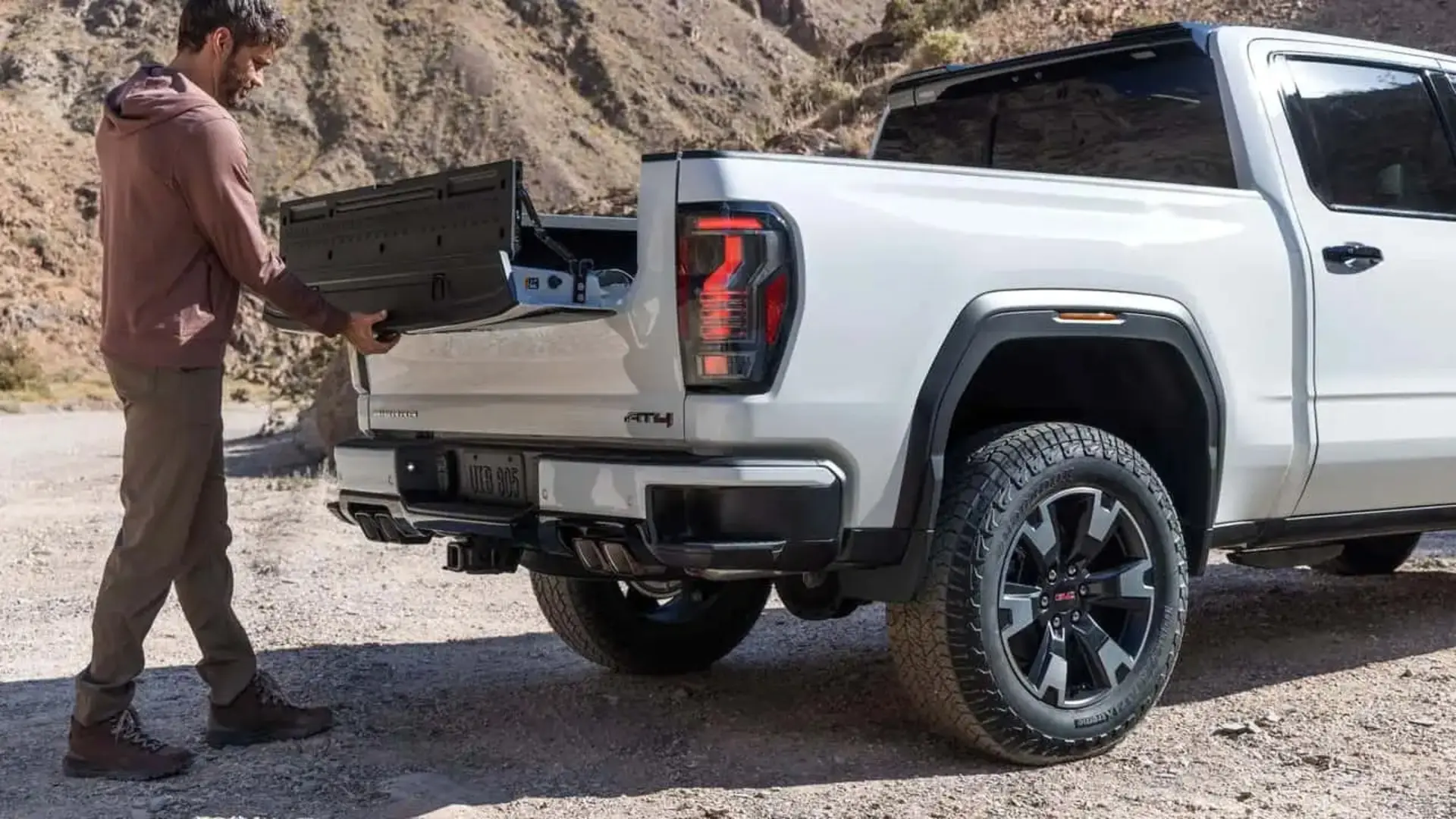 وانت سفید GMC Sierra 1500 (GMC Sierra 1500) با صندوق بار باز