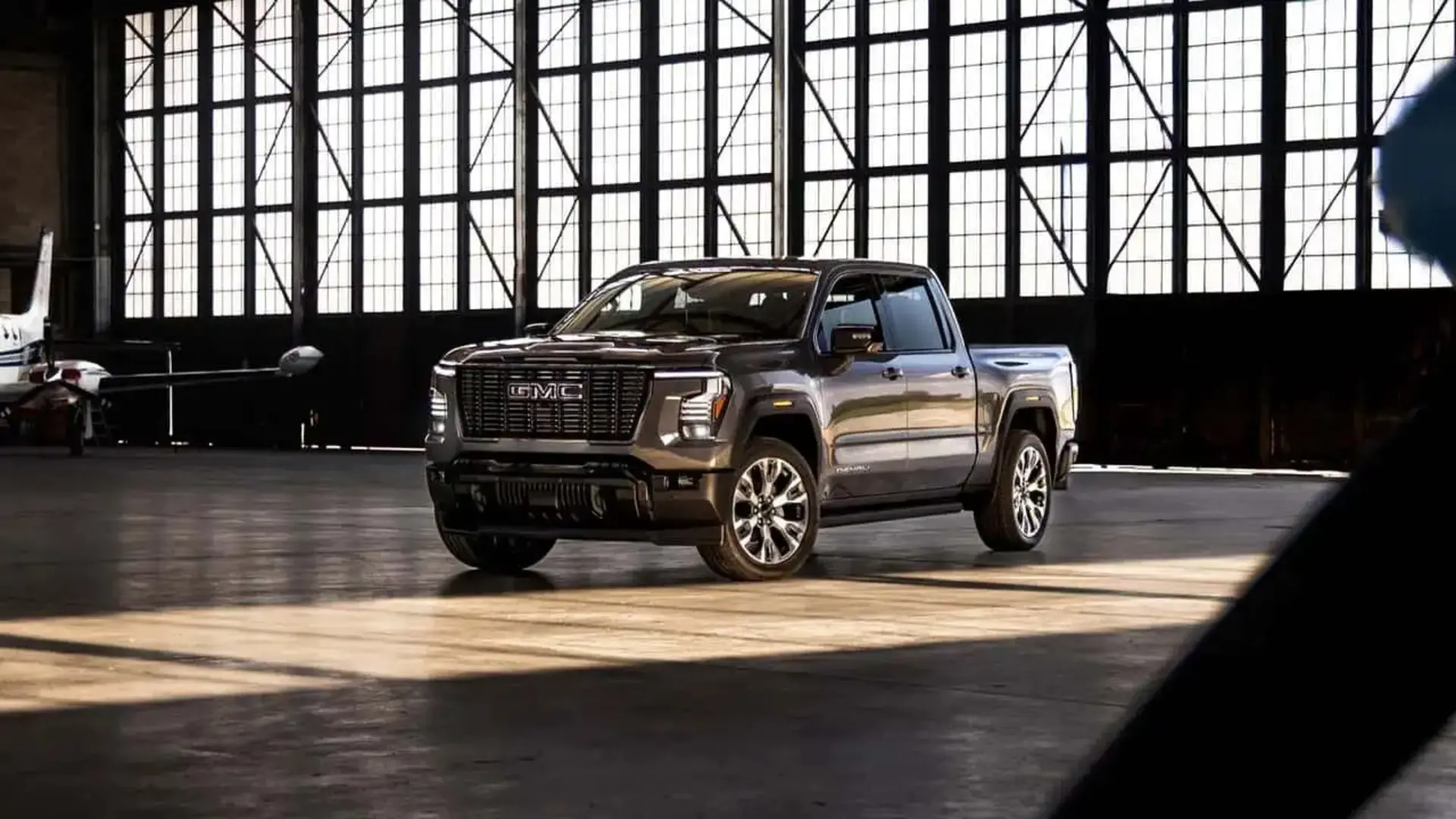 وانت جی‌ام‌سی سیرا (GMC Sierra 1500) در فضای یک انبار بزرگ