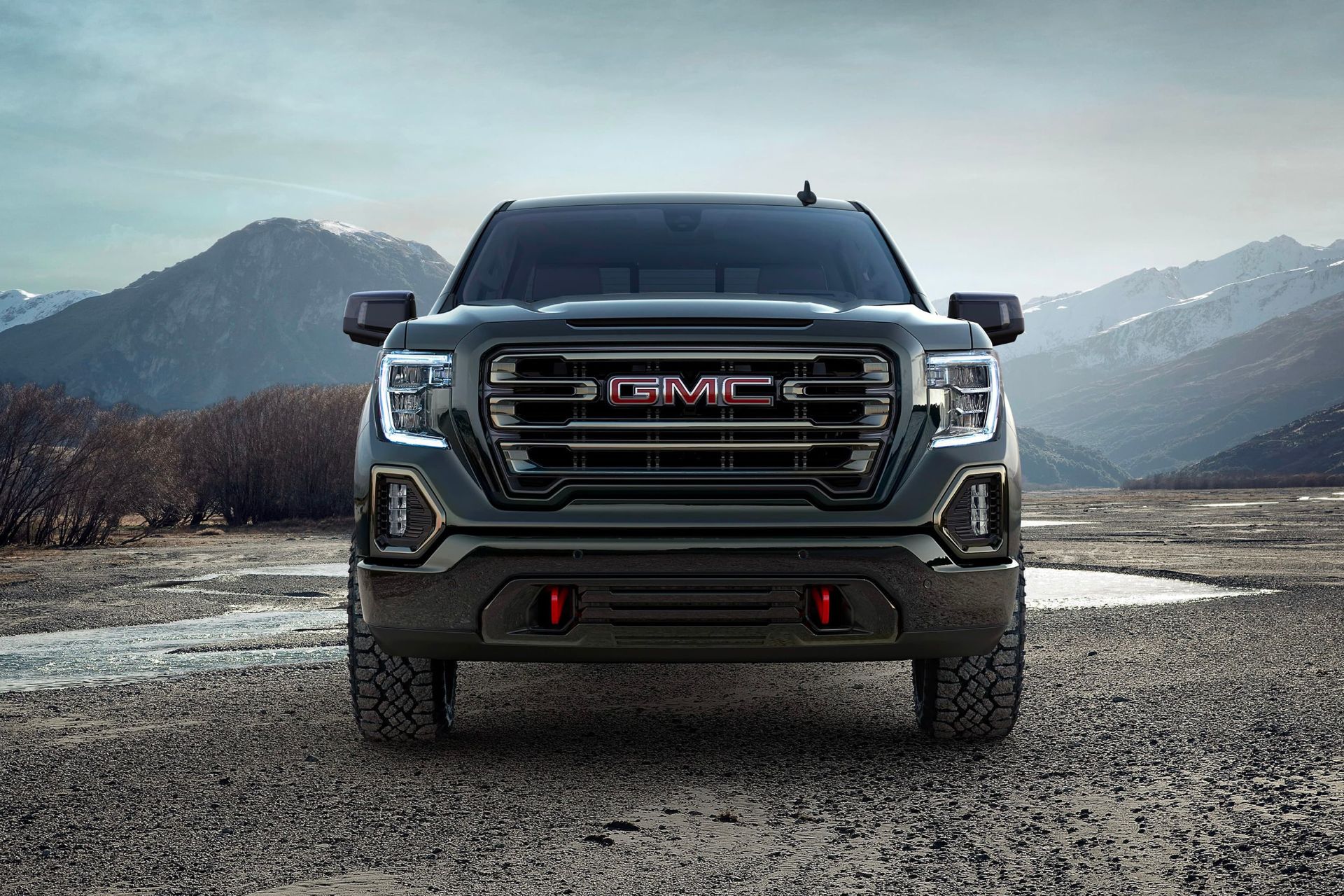 ماشین GMC Sierra جنرال موتورز نمای جلو آسمان ابری کوه