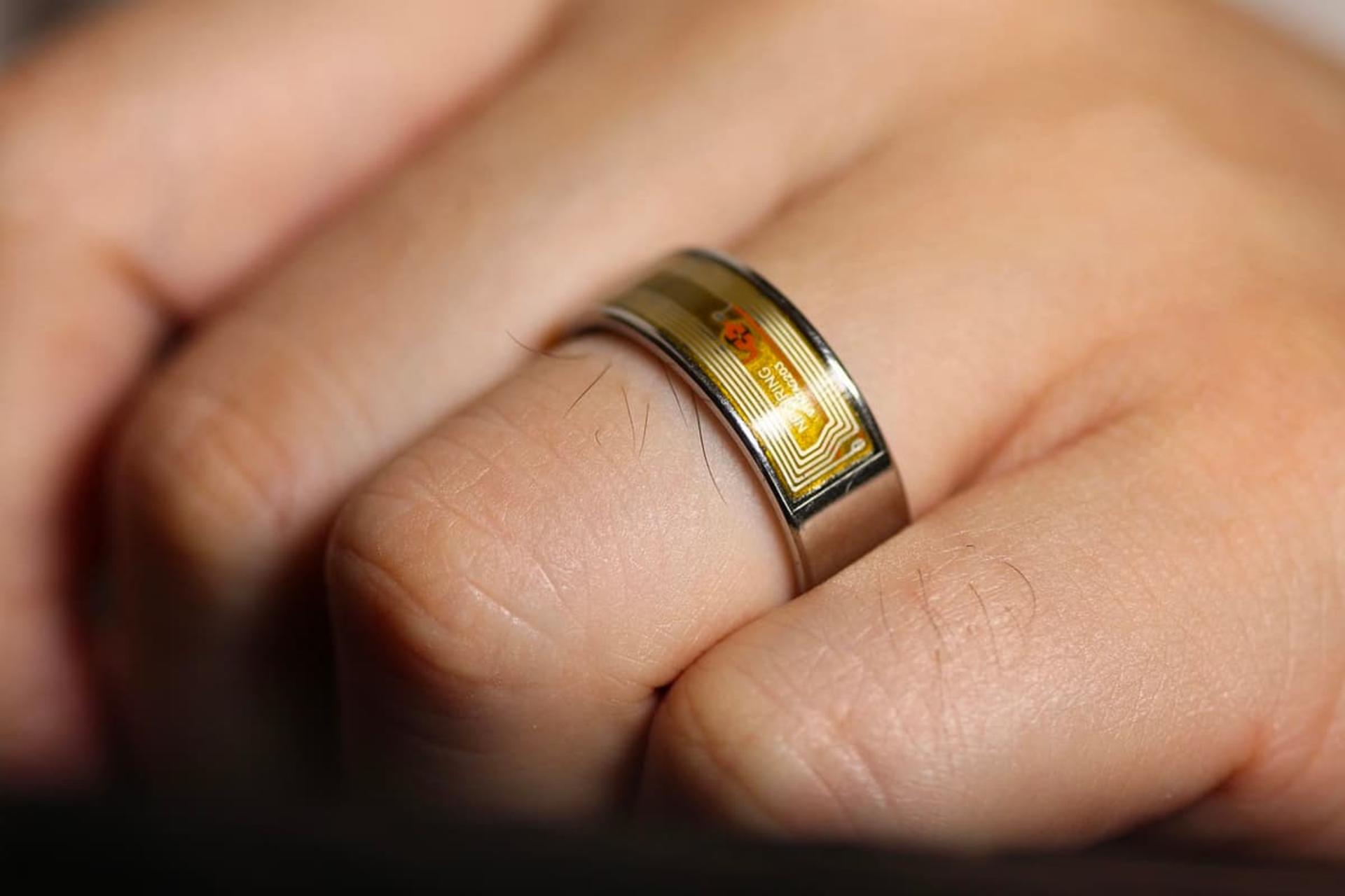حلقه هوشمند طلایی در دست