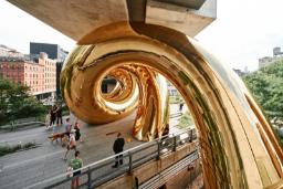مجسمه مارپیچی طلایی (Golden Spiral) در فضای باز شهر نیویورک
