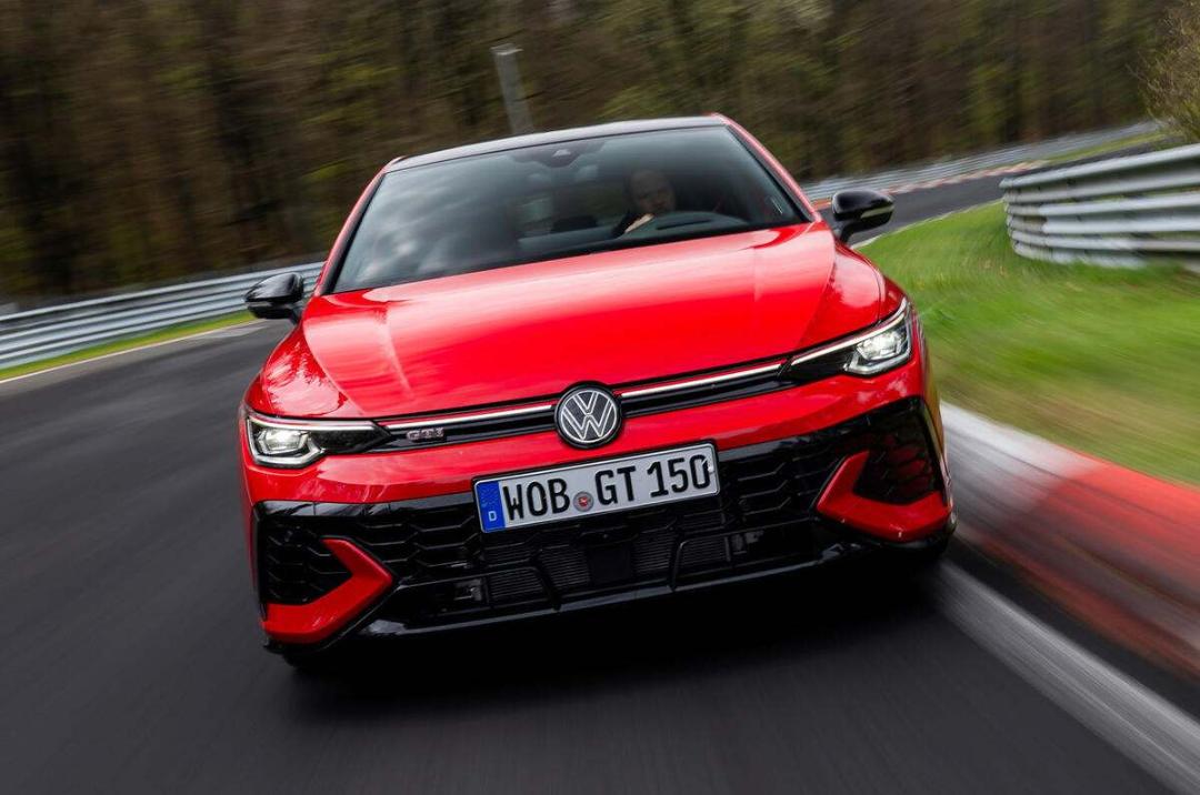 نمای جلویی گلف GTI Edition 50