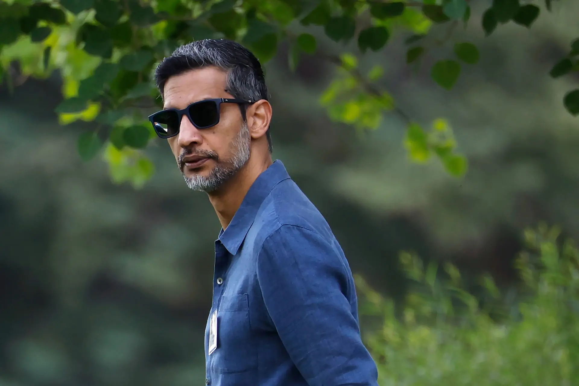 چهره‌ی مرد میان‌سال با عینک دودی