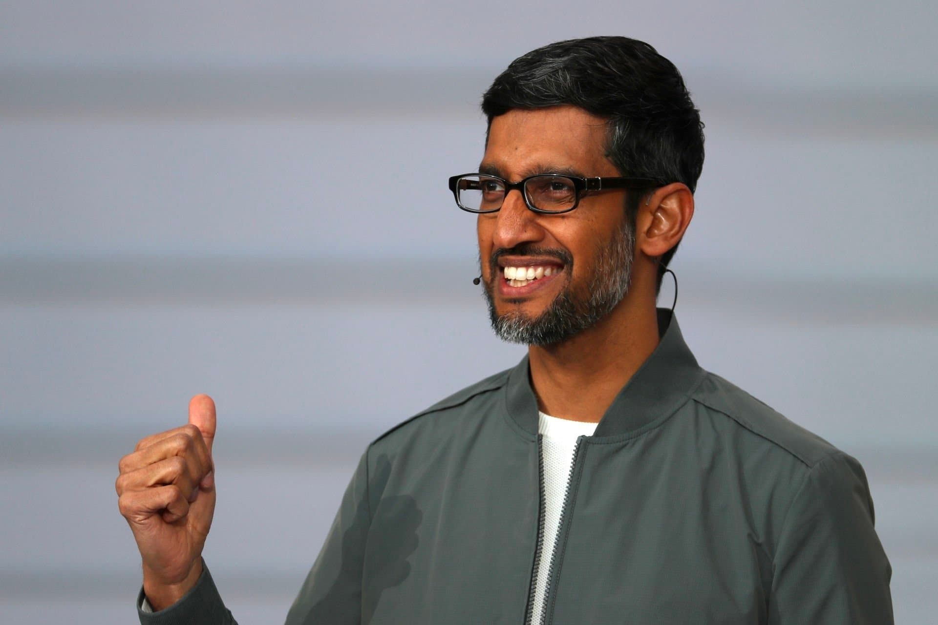 سوندار پیچای / Sundar Pichai مدیرعامل گوگل با مشت گره کرده و چهره خندان