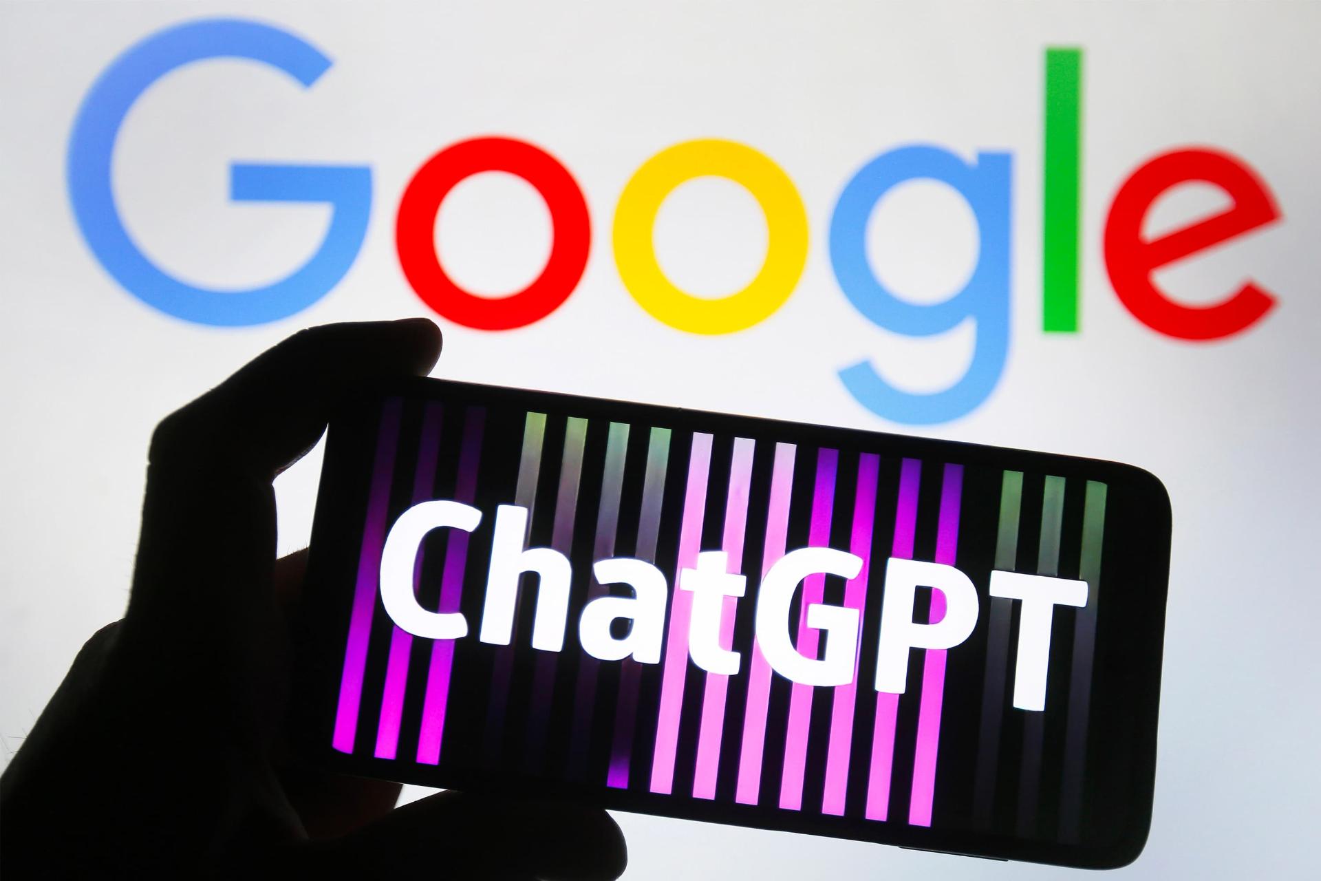 لوگو ChatGPT روی موبایل در کنار گوگل Google