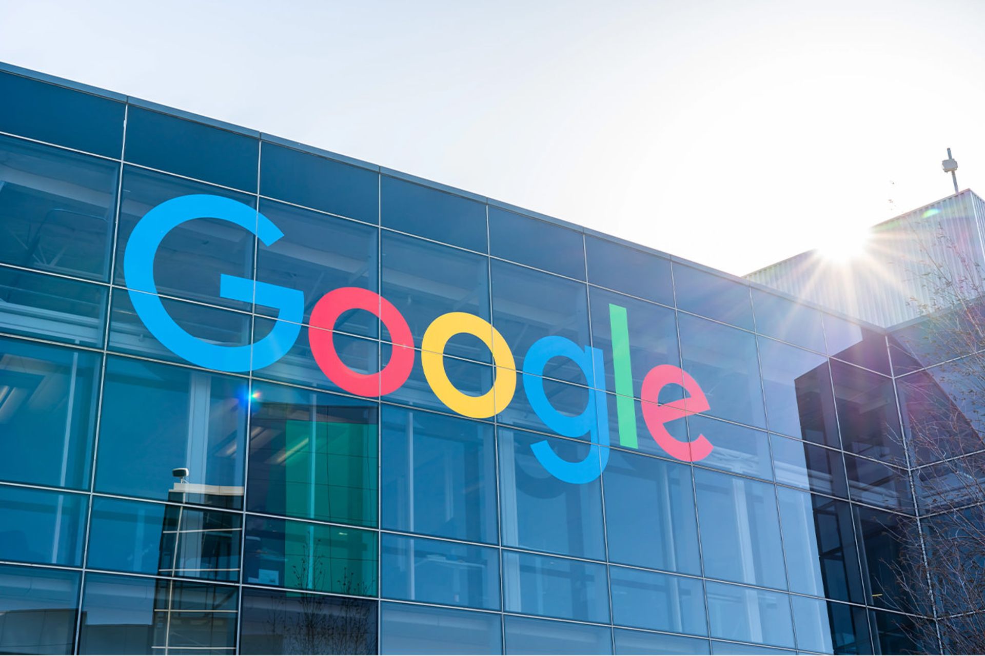 لوگو گوگل روی ساختمان شیشه‌ای روز روشن