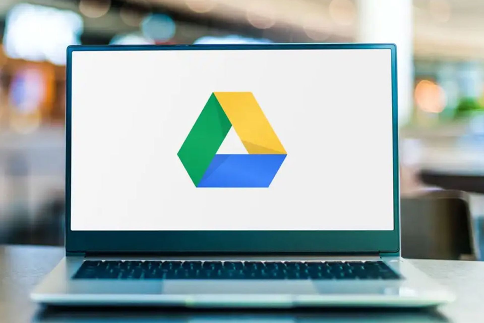 لوگو برنامه گوگل درایور در لپ‌تاپ