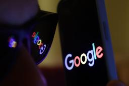 لوگو گوگل / Google در انعکاس عینک