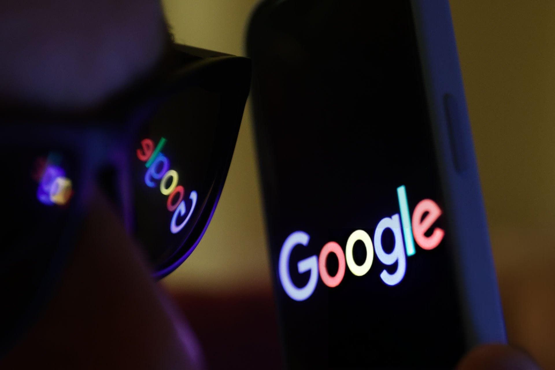 لوگو گوگل / Google در انعکاس عینک