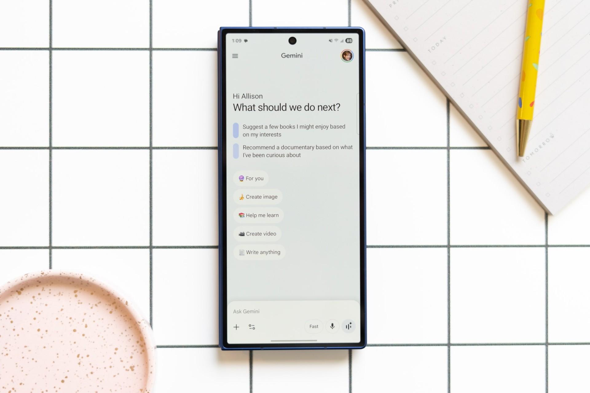 یک گوشی روی میز در حال اجرای هوش مصنوعی جمنای