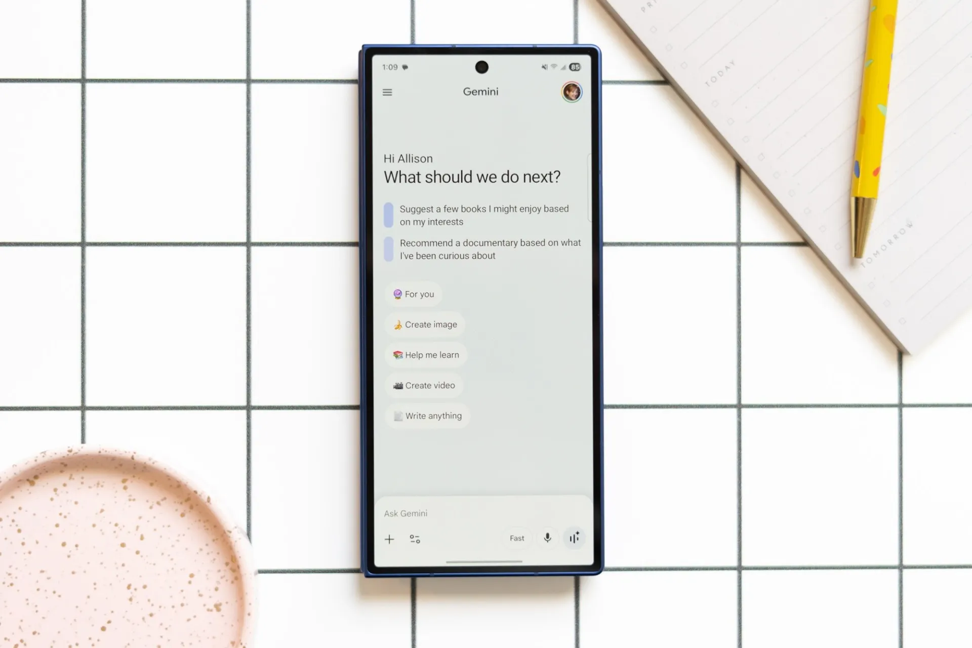 یک گوشی روی میز در حال اجرای هوش مصنوعی جمنای