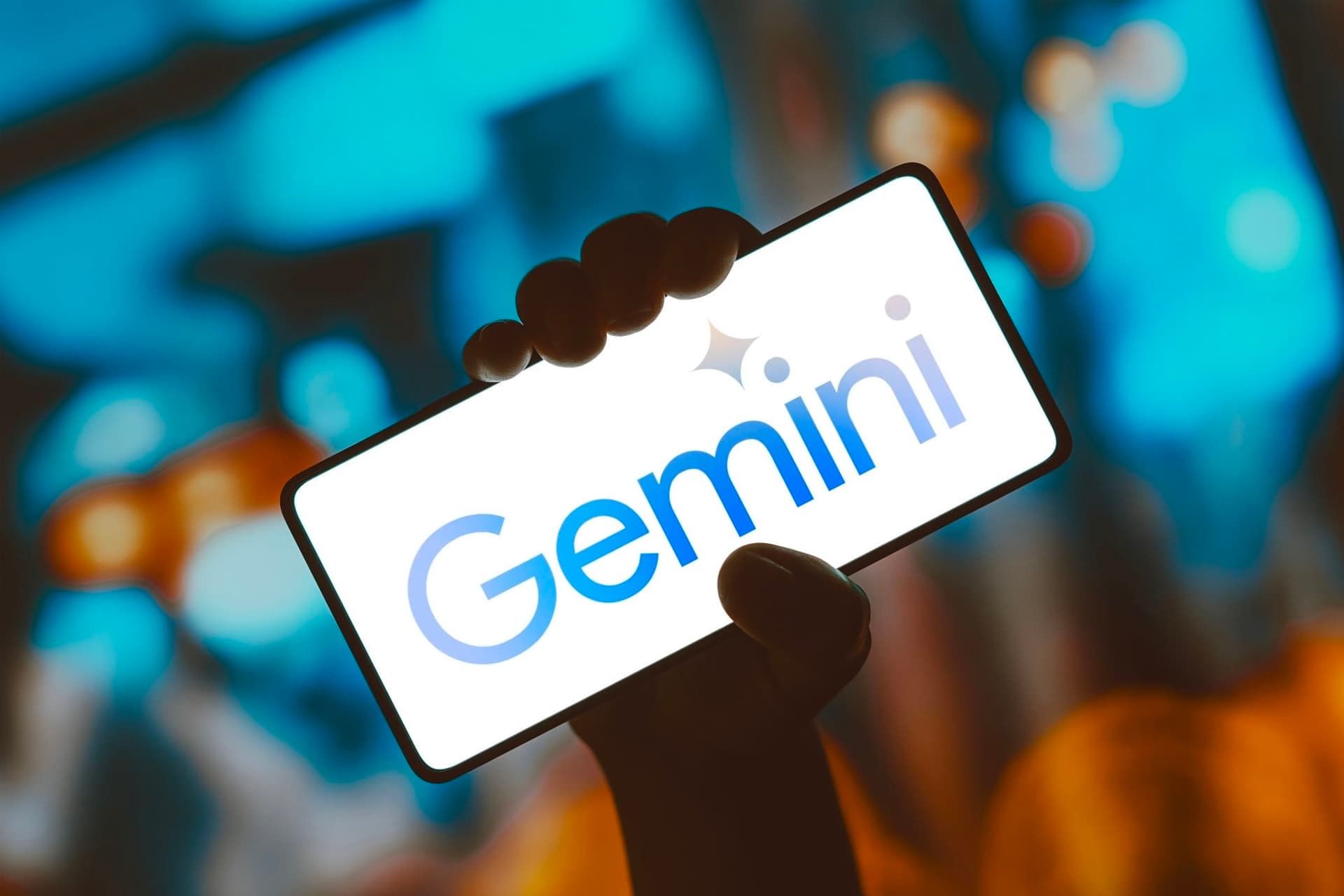 لوگو هوش مصنوعی گوگل جمنای / Google Gemini در موبایل در دست