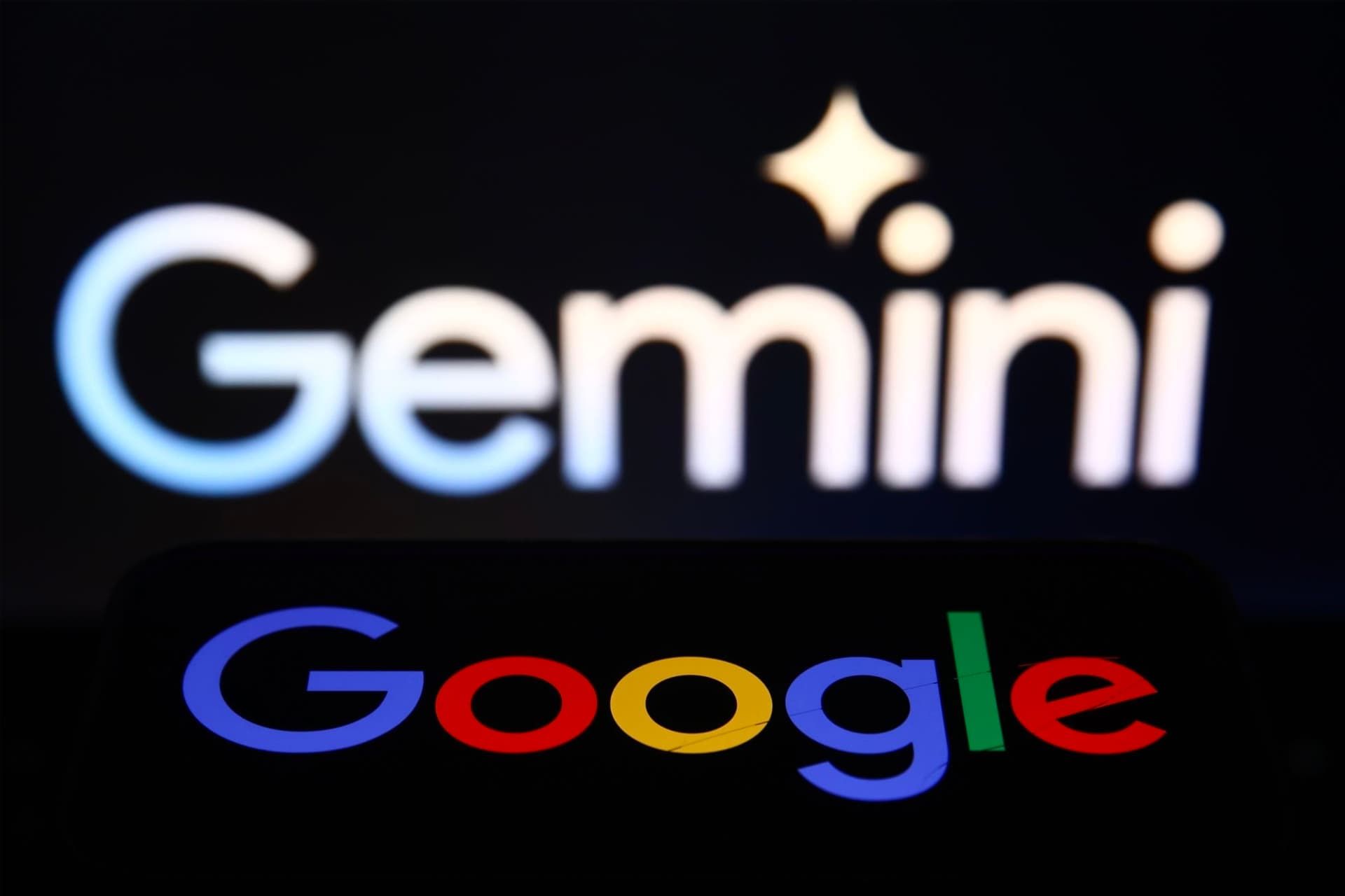 لوگو هوش مصنوعی گوگل جمنای / Google Gemini در کنار گوگل