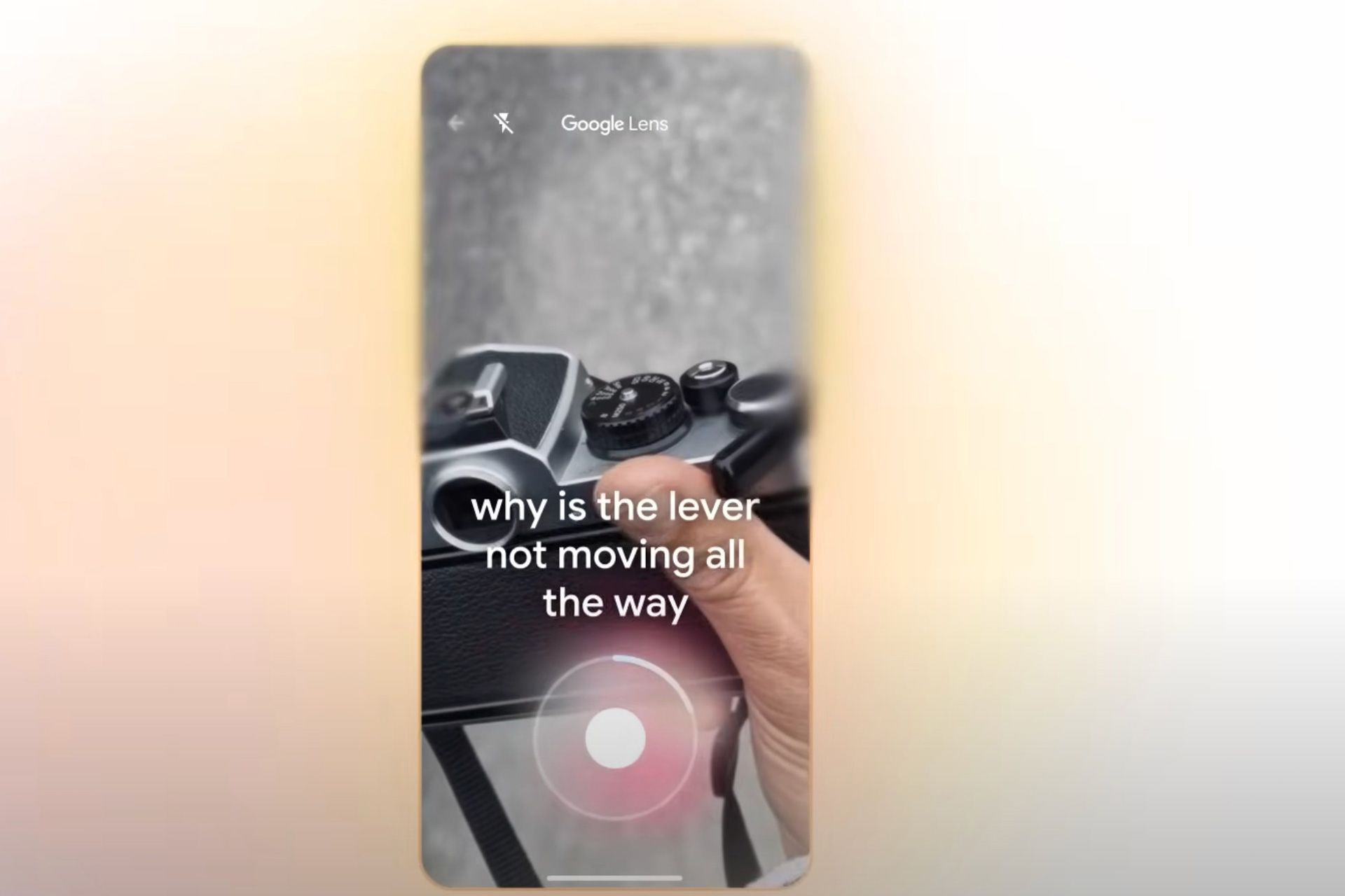 یک دوربین عکاسی در دستان یک شخص از درون رابط کاربری Google Lens