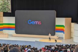 لوگوی Gems گوگل روی صفحه نمایش بزرگ در سالن کنفرانس