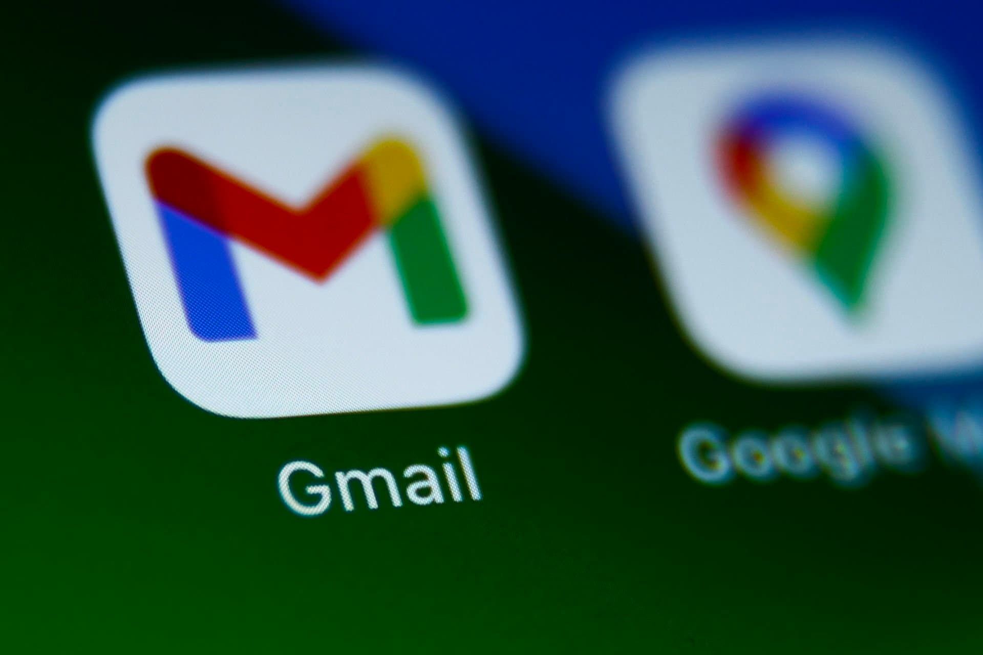 لوگو جیمیل / Gmail گوگل روی نمایشگر آیفون