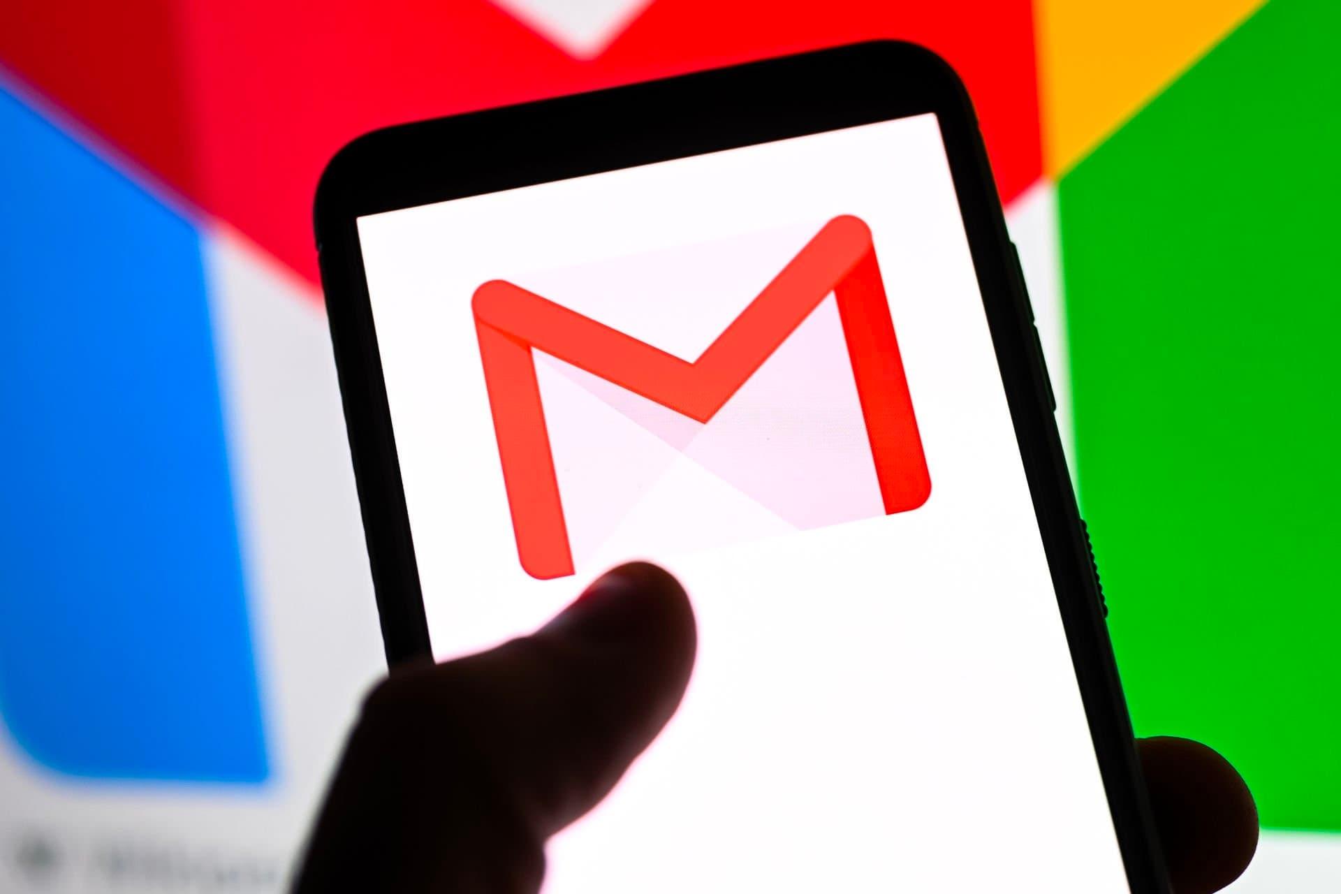 لوگو جیمیل / Gmail گوگل در دست چپ موبایل