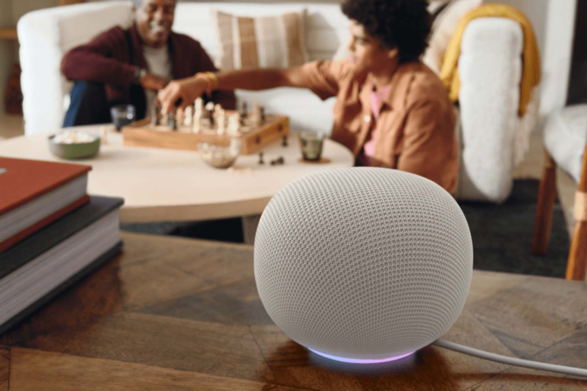 اسپیکر خانگی Google Home در رنگ سفید روی میز