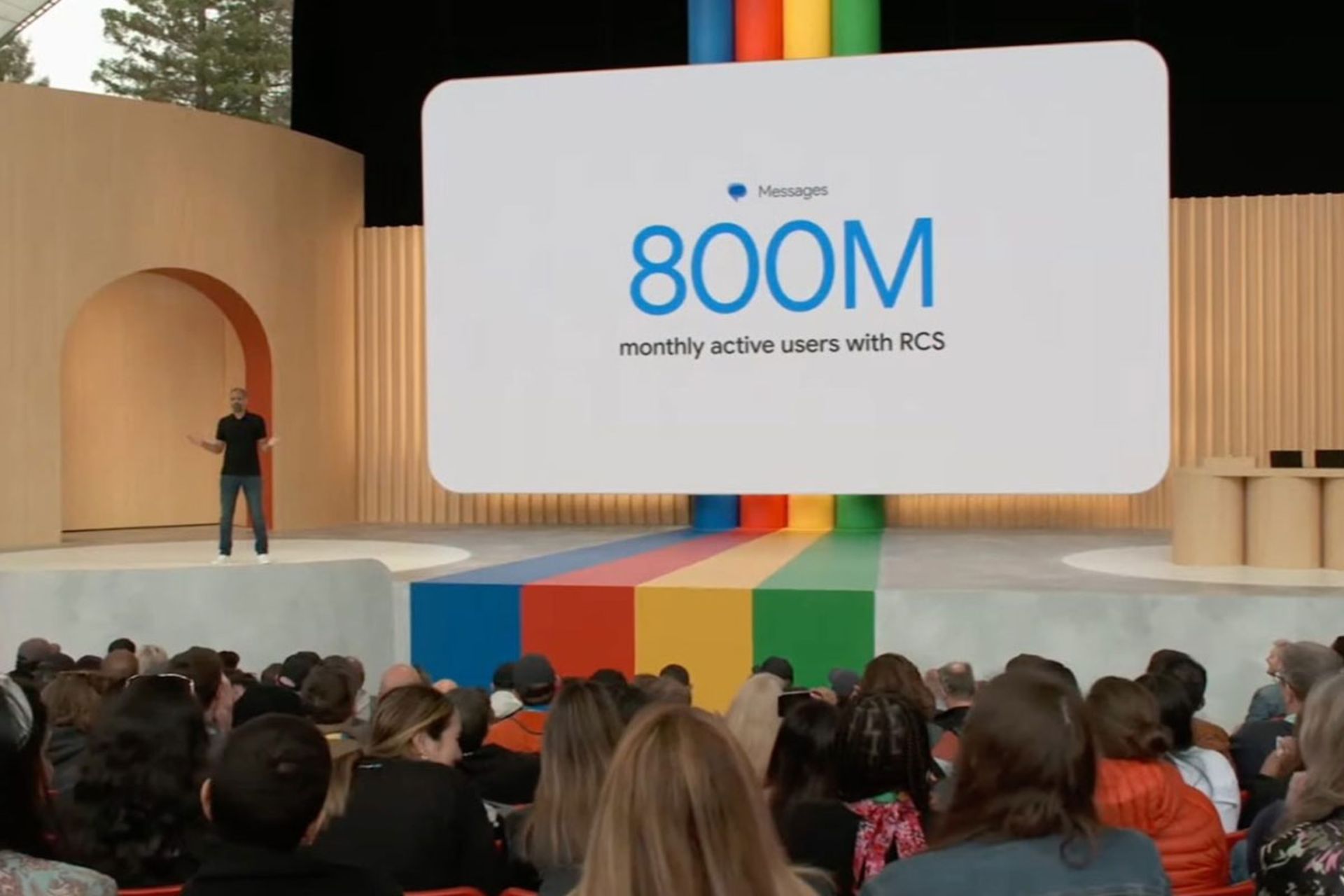 سمیر سامات روی صحنه رویداد گوگل I/O سال ۲۰۲۳