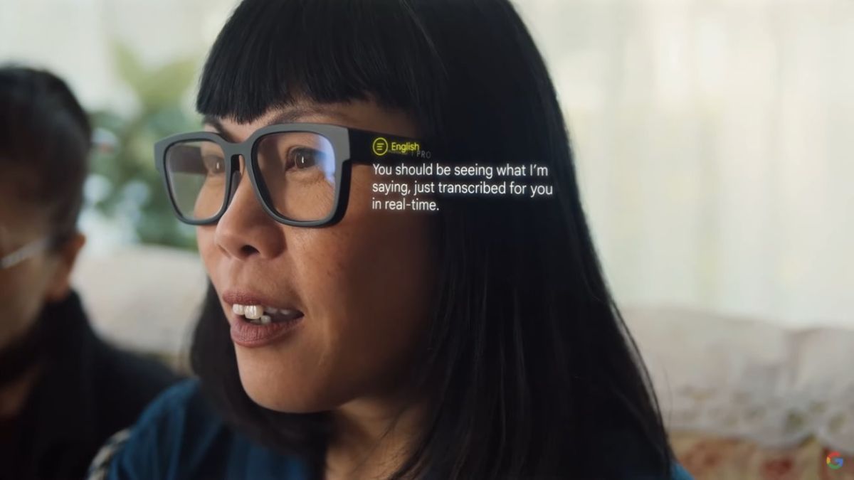 عینک واقعیت افزوده گوگل روی صورت یک زن